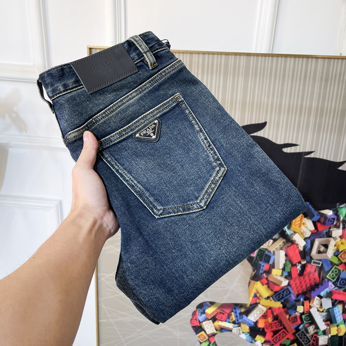 NO:625244,Prada - SS Year of the Snake Autumn and Winter thick jeans. Original 1:1 production, the perfect choice for daily essentials, simple and stylish, custom imported denim fabric, heavy washing process, complex workmanship and exquisite craftsmanship. Easily cater to the needs of the four seasons, soft and elastic to the touch, smooth and neat, original accessories and hardware, comfortable upper body, very easy to wear and durable, size 29-40, prada,jeans,alexander wang19860909普拉达 - ss蛇年秋冬厚款牛仔裤.原单1:1制作,日常必备的完美之选,简单大气亦时尚有型,定制进口丹宁面料 ,重工洗水工艺,做工复杂工艺精湛.轻松迎合四季需要,手感柔软带弹力,流畅利落,原版辅料五金,上身舒适非常易搭耐看码数29-40,,prada,jeans,alexander wang,Men's clothing