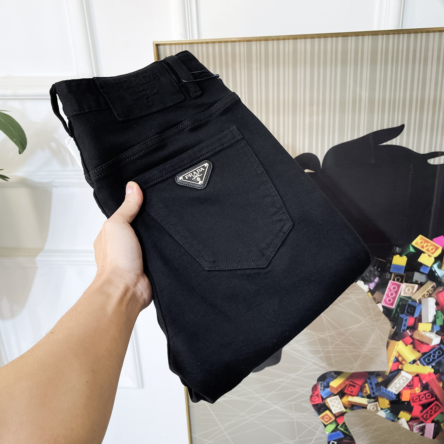 NO:625254,Prada - SS Year of the Snake Autumn and Winter thick brushed jeans. Original 1:1 production, the perfect choice for daily essentials, simple and stylish, custom imported denim fabric, heavy washing process, complex workmanship and exquisite craftsmanship. Easily cater to the needs of the four seasons, soft and elastic to the touch, smooth and neat, original accessories and hardware, comfortable upper body, very easy to wear and durable, size 29-40, prada,jeans,alexander wang19860909普拉达 - ss蛇年秋冬厚款磨毛牛仔裤.原单1:1制作,日常必备的完美之选,简单大气亦时尚有型,定制进口丹宁面料 ,重工洗水工艺,做工复杂工艺精湛.轻松迎合四季需要,手感柔软带弹力,流畅利落,原版辅料五金,上身舒适非常易搭耐看码数29-40,,prada,jeans,alexander wang,Men's clothing