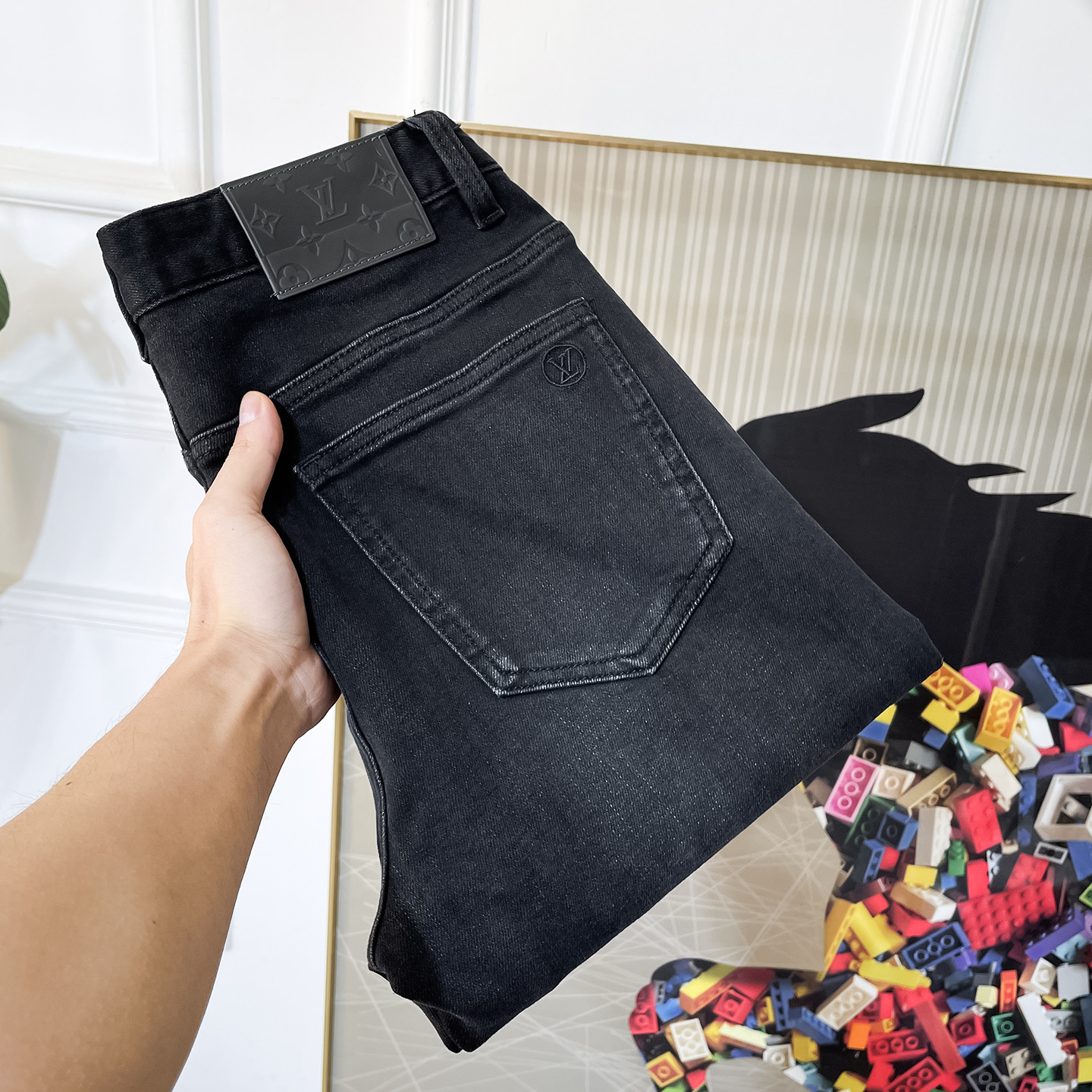 NO:625259,LV - ss Year of the Snake Autumn and Winter thick leather velvet jeans. Original 1:1 production, the perfect choice for daily essentials, simple and stylish, custom imported denim fabric, heavy washing process, complex workmanship and exquisite craftsmanship. Easily cater to the needs of the four seasons, soft and elastic to the touch, smooth and neat, original accessories and hardware, comfortable upper body, very easy to wear and durable, size 29-40, louis vuitton, jeans, alexander wang19860909LV - ss蛇年秋冬厚款皮绒绒牛仔裤.原单1:1制作,日常必备的完美之选,简单大气亦时尚有型,定制进口丹宁面料 ,重工洗水工艺,做工复杂工艺精湛.轻松迎合四季需要,手感柔软带弹力,流畅利落,原版辅料五金,上身舒适非常易搭耐看码数29-40,,louis vuitton,jeans,alexander wang,Men's clothing