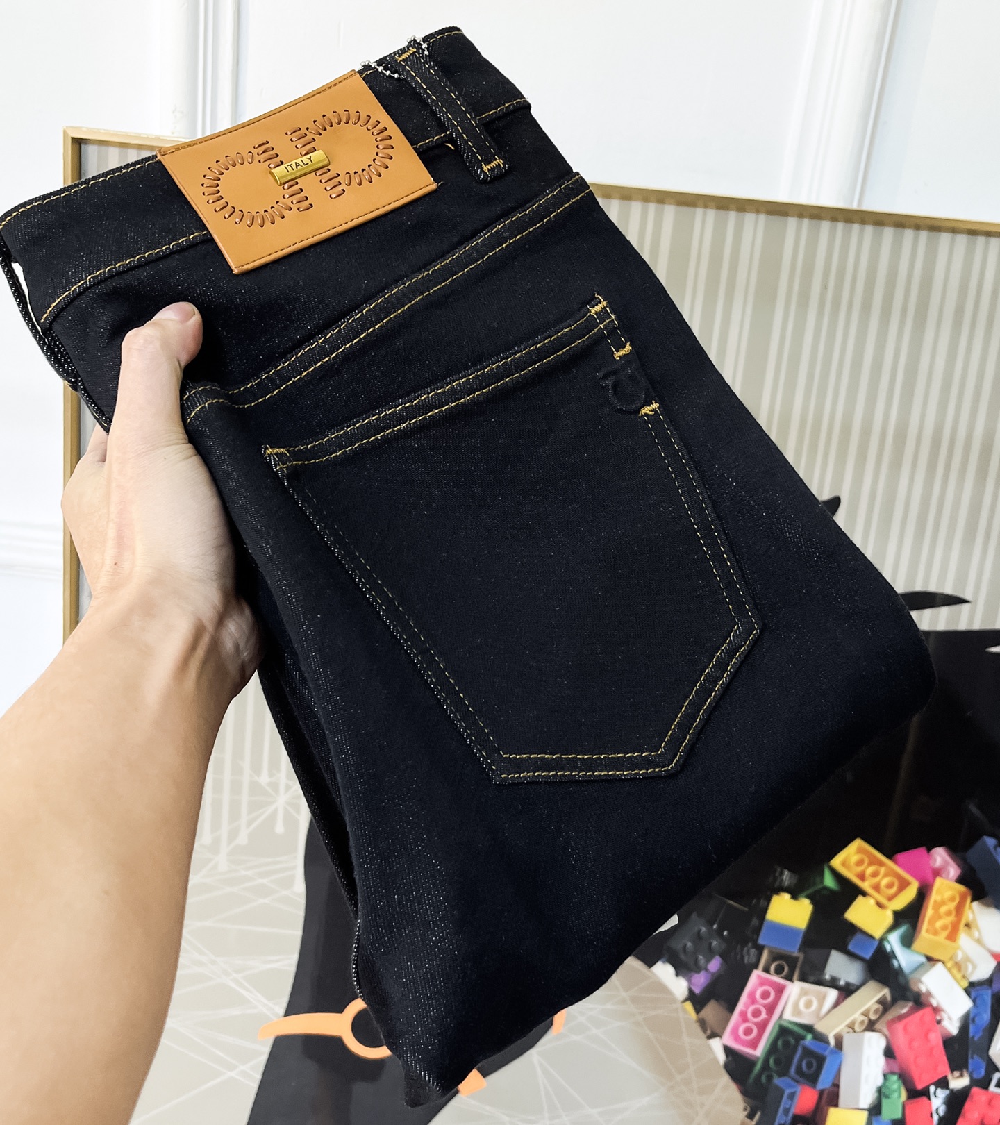 NO:625229,Ferragamo - SS Year of the Snake Autumn and Winter thick fleece jeans. Original 1:1 production, a perfect choice for daily necessities, simple and stylish, custom imported denim fabric, heavy washing process, complex workmanship and exquisite craftsmanship. Easily cater to the needs of the four seasons, soft and elastic to the touch, smooth and neat, original accessories and hardware, comfortable upper body, very easy to wear and durable, code number 29-38,,ferragamo,jeans,alexander wang19860909菲拉格慕- ss蛇年秋冬厚款加绒牛仔裤.原单1:1制作,日常必备的完美之选,简单大气亦时尚有型,定制进口丹宁面料 ,重工洗水工艺,做工复杂工艺精湛.轻松迎合四季需要,手感柔软带弹力,流畅利落,原版辅料五金,上身舒适非常易搭耐看码数29-38,,ferragamo,jeans,alexander wang,Men's clothing