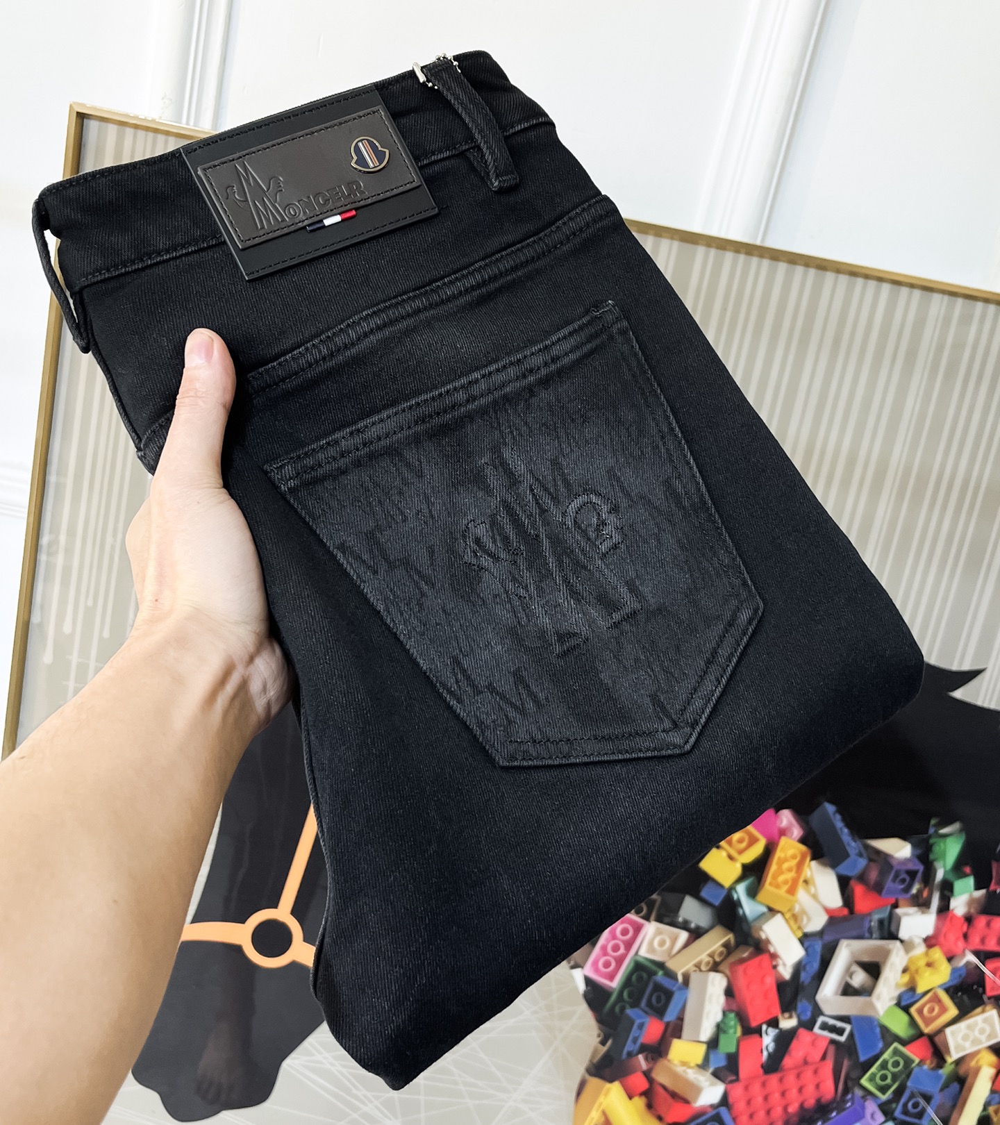 NO:625239,Mengkou - ss Year of the Snake Autumn and Winter thick fleece jeans. Original 1:1 production, the perfect choice for daily necessities, simple and stylish, custom-made imported denim fabric, heavy washing process, complex workmanship and exquisite craftsmanship. Easily cater to the needs of the four seasons, soft and elastic to the touch, smooth and neat, original accessories and hardware, comfortable upper body, very easy to wear and durable, size 29-38, Moncler, jeans, alexander wang19860909蒙口 - ss蛇年秋冬厚款加绒牛仔裤.原单1:1制作,日常必备的完美之选,简单大气亦时尚有型,定制进口丹宁面料 ,重工洗水工艺,做工复杂工艺精湛.轻松迎合四季需要,手感柔软带弹力,流畅利落,原版辅料五金,上身舒适非常易搭耐看码数29-38,,Moncler,jeans,alexander wang,Men's clothing