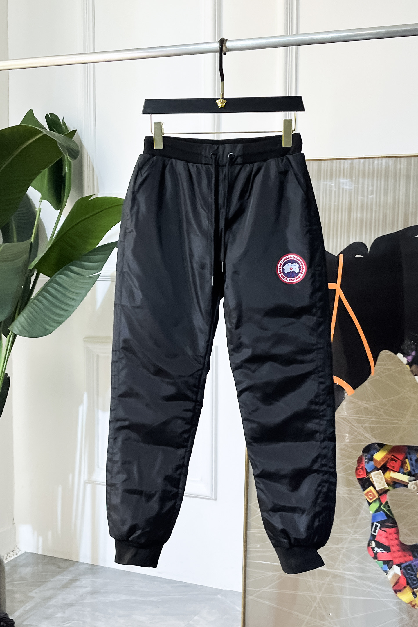 NO:625148,Big Goose - 2025ss Winter Warmth Artifact Men's Down Pants, super stylish, customized with the highest quality 90 duck down anti-drilling velvet fabric, excellent fluffiness, full filling, light and not pressurizing, fashionable and simple, high-definition national standard weight, windproof and warm design. Original fabric, warm and stylish, cold-proof and warm, every detail shows craftsmanship, truly 0 error works with the counter. Seize the opportunity with intention. Purchasing level-recommended to keep for yourself!  Size M-4XL M wears 28 29,,down jacket,alexander wang19860909大鹅 - 2025ss冬季保暖神器 男士羽绒裤 超有型 定制最高等90鸭绒防钻绒面料、蓬松度极好,填充物饱满,轻便不压身,时尚简约,高定国标克重 防风保暖设计.原版面料,保暖有型、御寒保暖、处处细节显工艺,真正做到与柜台0误差作品 有心的把握机会吧.代购级别-推荐自留款！码数M-4XL M穿28 29,,down jacket,alexander wang,Men's clothing