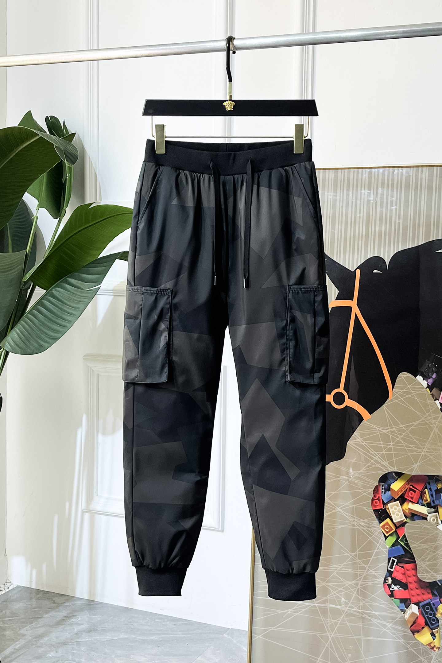 NO:625142,Valentino - 2025ss Winter Warmth Artifact Men's Down Pants Super Stylish Customized highest-grade 90 duck down diamond-proof velvet fabric, excellent fluffiness, full filling, light and not tight, fashionable and simple, high-definition national standard weight, windproof and warm design. Original fabric, warm and stylish, cold-proof and warm, every detail shows craftsmanship, truly 0 error works with the counter. Seize the opportunity with intention. Purchasing level-recommended to keep money for yourself!  Size M-4XL M wears 28 29,,valentino,down jacket,alexander wang19860909华伦天奴 - 2025ss冬季保暖神器 男士羽绒裤 超有型 定制最高等90鸭绒防钻绒面料、蓬松度极好,填充物饱满,轻便不压身,时尚简约,高定国标克重 防风保暖设计.原版面料,保暖有型、御寒保暖、处处细节显工艺,真正做到与柜台0误差作品 有心的把握机会吧.代购级别-推荐自留款！码数M-4XL M穿28 29,,valentino,down jacket,alexander wang,Men's clothing