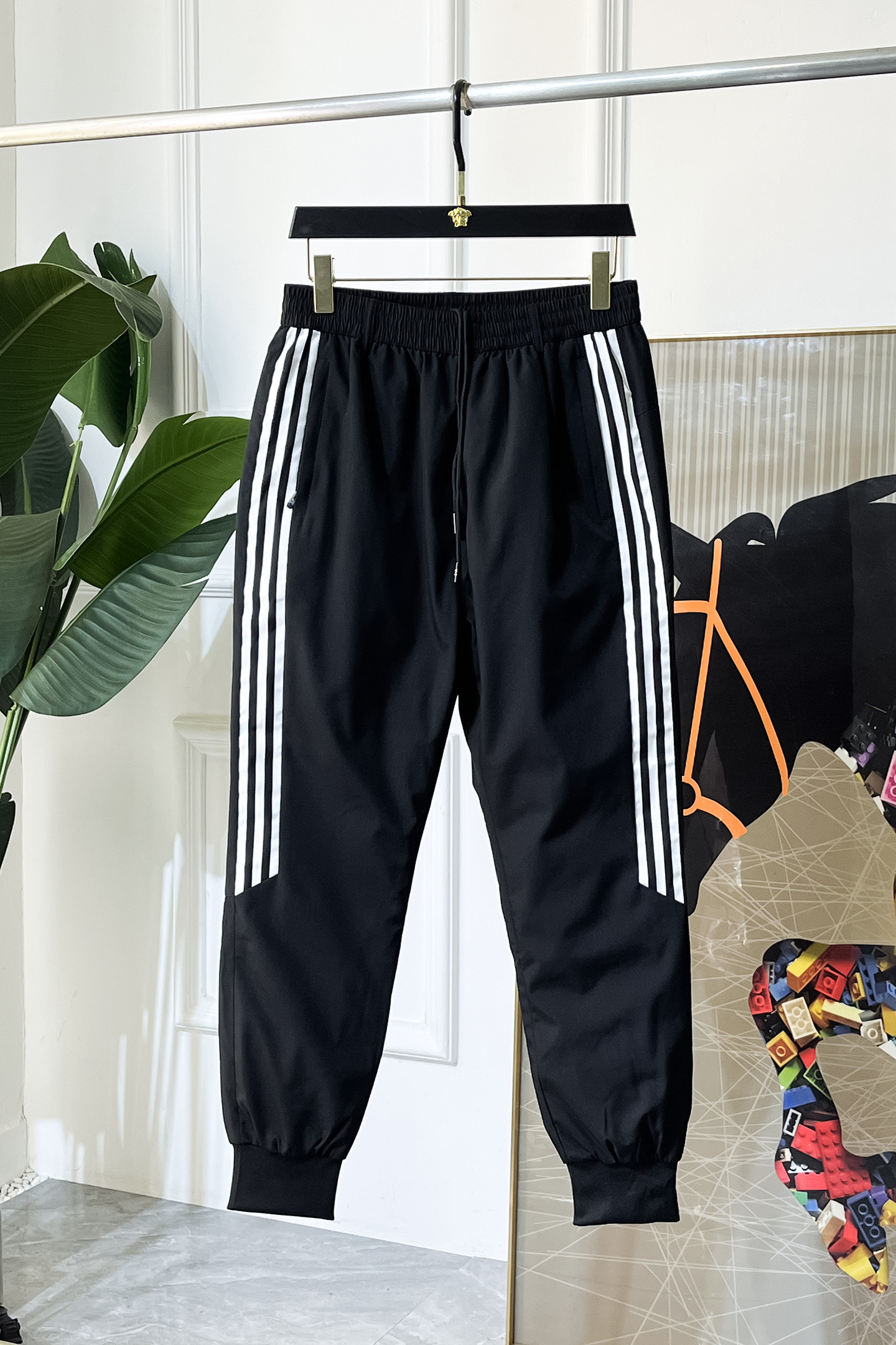 NO:625153,Y3 - 2025ss Winter Warmth Artifact Men's Down Pants, super stylish, customized with the highest quality 90 duck down anti-drilling fabric, excellent fluffiness, full filling, light and not tight, fashionable and simple, high-definition national standard weight, windproof and warm design. Original fabric, warm and stylish, cold-proof and warm, and every detail shows craftsmanship, truly 0 error works with the counter. Seize the opportunity with intention. Purchasing level-recommended to keep for yourself!  Size M-4XL M wears 28 29,,down jacket,alexander wang19860909Y3 - 2025ss冬季保暖神器 男士羽绒裤 超有型 定制最高等90鸭绒防钻绒面料、蓬松度极好,填充物饱满,轻便不压身,时尚简约,高定国标克重 防风保暖设计.原版面料,保暖有型、御寒保暖、处处细节显工艺,真正做到与柜台0误差作品 有心的把握机会吧.代购级别-推荐自留款！码数M-4XL M穿28 29,,down jacket,alexander wang,Men's clothing