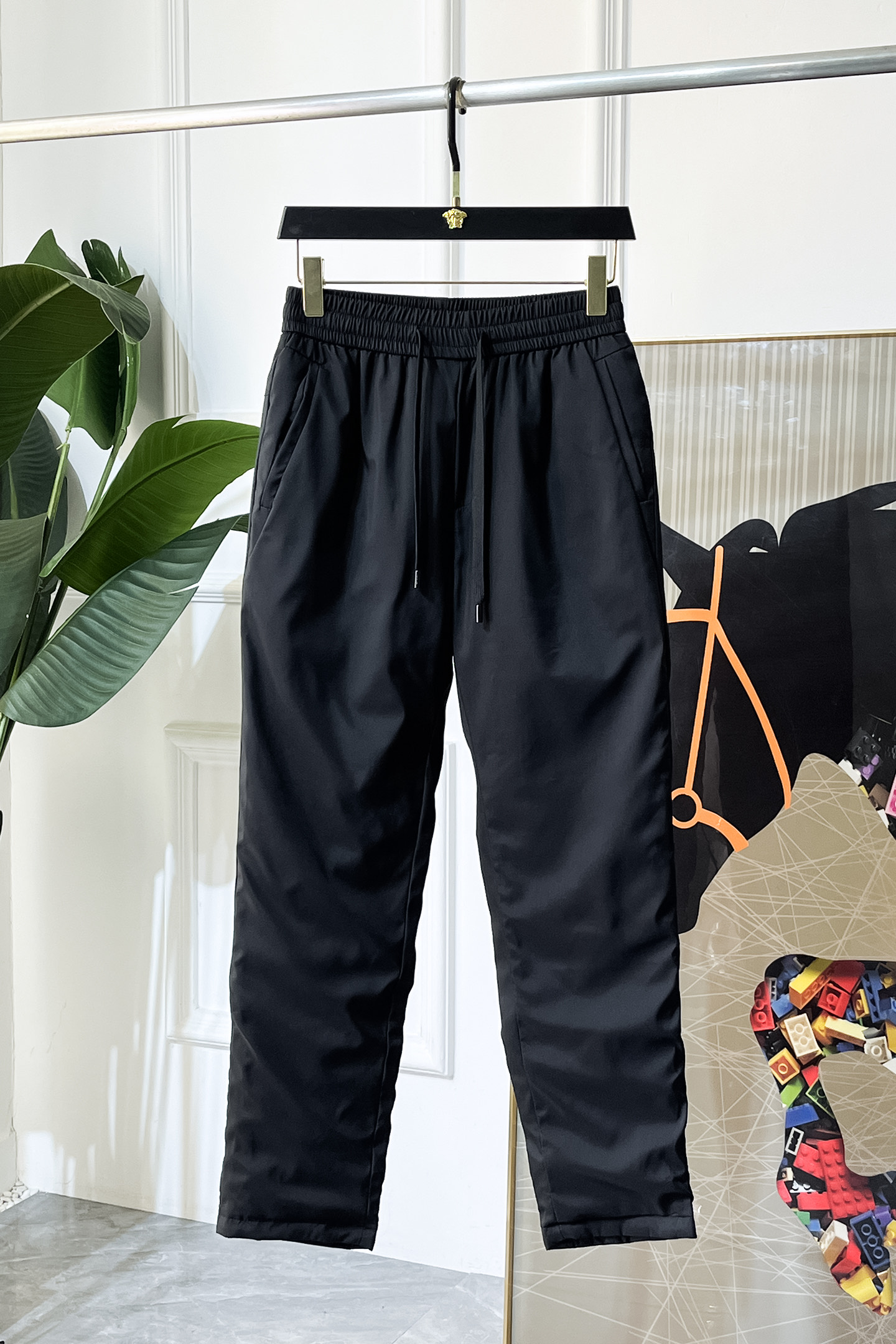 NO:628726,Prada - 2025ss Winter Warmth Artifact Men's Down Pants Super Stylish Customized highest-grade 90 duck down anti-drilling velvet fabric, excellent fluffiness, full filling, light and not tight, fashionable and simple, high-definition national standard weight, windproof and warm design. Original fabric, warm and stylish, cold-proof and warm, every detail shows craftsmanship, truly 0 error works with the counter. Seize the opportunity with intention. Purchasing level-recommended to keep money for yourself!  Size M-4XL M wears 28 29,,prada,down jacket,alexander wang19860909普拉达 - 2025ss冬季保暖神器 男士羽绒裤 超有型 定制最高等90鸭绒防钻绒面料、蓬松度极好,填充物饱满,轻便不压身,时尚简约,高定国标克重 防风保暖设计.原版面料,保暖有型、御寒保暖、处处细节显工艺,真正做到与柜台0误差作品 有心的把握机会吧.代购级别-推荐自留款！码数M-4XL M穿28 29,,prada,down jacket,alexander wang,Men's clothing