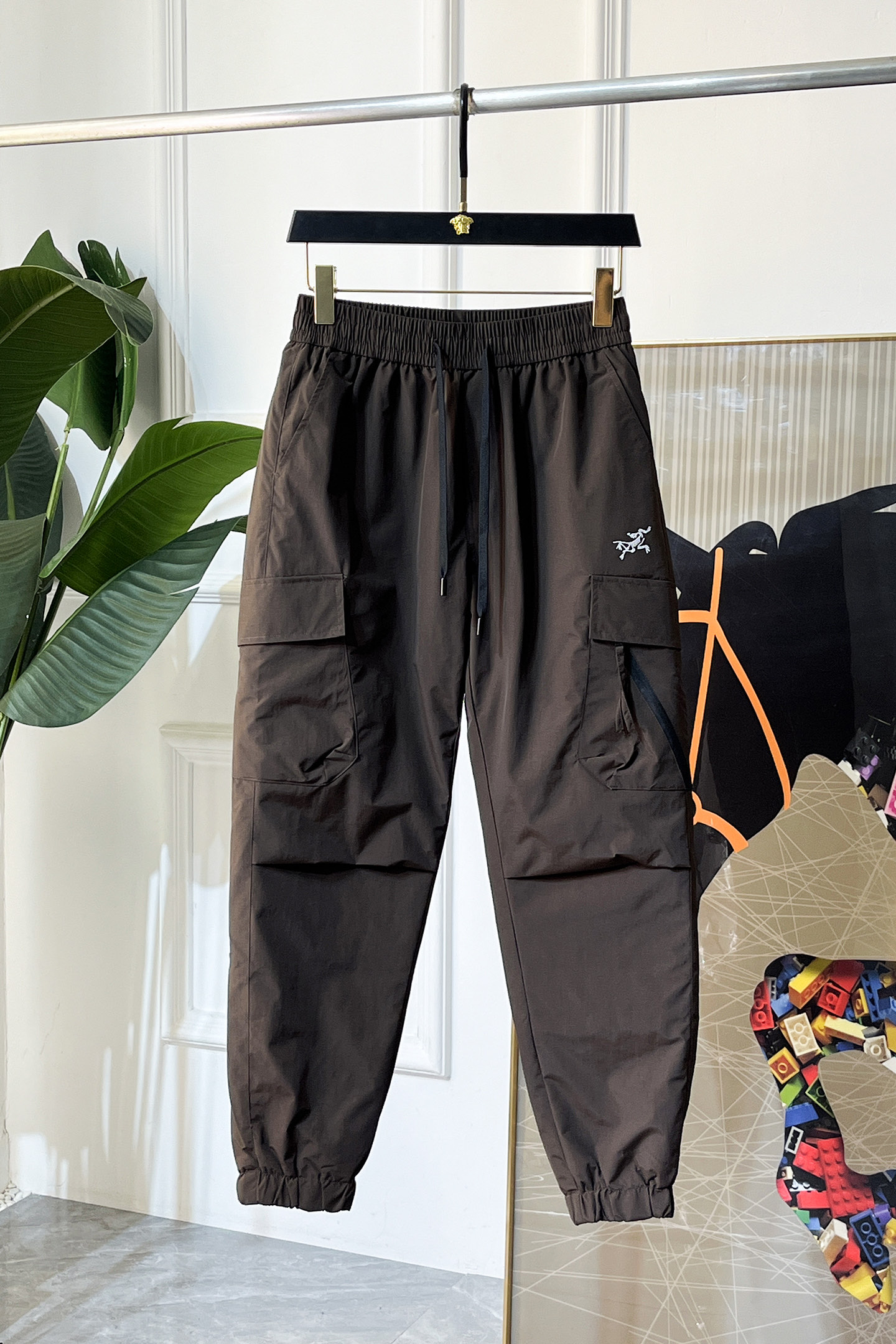 NO:625163,Shi Zuniao - 2025ss winter warm artifact, men's down pants, super stylish, custom-made highest-grade 90 duck down anti-drilling fabric, excellent fluffiness, full filling, light and not tight, fashionable and simple, high-definition national standard weight, windproof and warm design. Original fabric, warm and stylish, cold-proof and warm, every detail shows craftsmanship, truly 0 error works from the counter. Seize the opportunity with intention. Purchasing level-recommended to keep money for yourself!  Size M-4XL M wears 28 29,,down jacket,alexander wang19860909史祖鸟 - 2025ss冬季保暖神器 男士羽绒裤 超有型 定制最高等90鸭绒防钻绒面料、蓬松度极好,填充物饱满,轻便不压身,时尚简约,高定国标克重 防风保暖设计.原版面料,保暖有型、御寒保暖、处处细节显工艺,真正做到与柜台0误差作品 有心的把握机会吧.代购级别-推荐自留款！码数M-4XL M穿28 29,,down jacket,alexander wang,Men's clothing