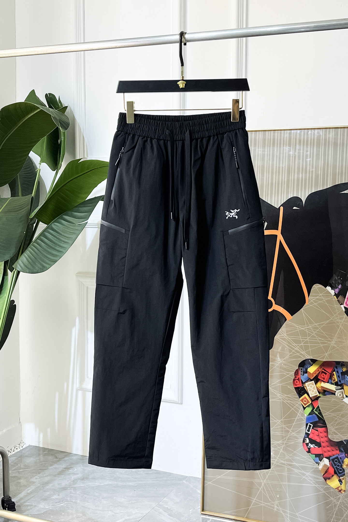 NO:628752,Shi Zuniao - 2025ss winter warm artifact, men's down pants, super stylish, custom-made highest-grade 90 duck down anti-drilling fabric, excellent fluffiness, full filling, light and not tight, fashionable and simple, high-definition national standard weight, windproof and warm design. Original fabric, warm and stylish, cold-proof and warm, every detail shows craftsmanship, truly 0 error works from the counter. Seize the opportunity with intention. Purchasing level-recommended to keep money for yourself!  Size M-4XL M wears 28 29,,down jacket,alexander wang19860909史祖鸟 - 2025ss冬季保暖神器 男士羽绒裤 超有型 定制最高等90鸭绒防钻绒面料、蓬松度极好,填充物饱满,轻便不压身,时尚简约,高定国标克重 防风保暖设计.原版面料,保暖有型、御寒保暖、处处细节显工艺,真正做到与柜台0误差作品 有心的把握机会吧.代购级别-推荐自留款！码数M-4XL M穿28 29,,down jacket,alexander wang,Men's clothing