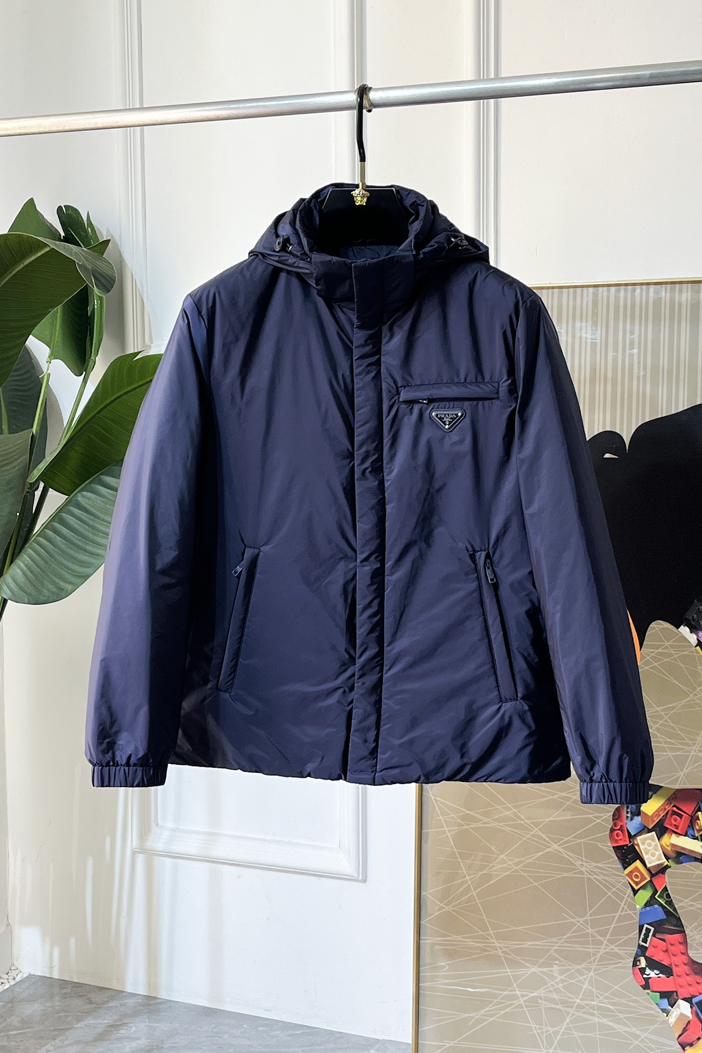 NO:628761,High version!  Prada - 2025 new winter down jacket, high-quality design, a must-have for any man, handsome and handsome. Heavy craftsmanship, 90 down filling, but the fashion stance remains firm, first-class texture, crisp and slim. Classic lapel down, mature and stable style, fine texture, good gloss, and very clear texture, simple and elegant style, strong fashion, version leading the current trend, very good upper body effect, novel fabric, soft feel  Fearless and changeable, blooming in comfort and uniqueness. Calmly and confidently walk the way of urban sportsman's spring clothing. Multi-touch fabric selection, showing the eclectic charm. The upper body will not have any wrinkles, the shape is excellent, the upper body is stylish and handsome, the customized accessories are iconic, and the details determine success or failure. Color picture size M-3XL can be worn up to 190 pounds.,, prada, jackets & coats, down jacket, alexander wang19860909高版本！普拉达 - 2025年冬季新款羽绒服外套,高品质设计,是任何男人都必备的王牌好货,帅气爆表.重工艺直冲工艺,90绒填充,但时尚立场坚挺如故,质感一流,挺括修身.经典翻领的羽绒,成熟稳重风,质感细腻,光泽感佳,且纹理非常清晰,款式简洁大气,时尚度强、版型引领当前趋势,上身效果非常好,面料新颖,手感软 无畏多变,舒适与独特中绽放.从容、自信游走都市型男春装之道.多重触感的面料选择,彰显不拘一格的魅力上身不会有任何褶皱,版型极好,上身有型帅气,定制辅料带有标志性,细节决定成败.颜色图色 尺码M-3XL 最大可穿到190斤.,,prada,jackets & coats,down jacket,alexander wang,Men's clothing