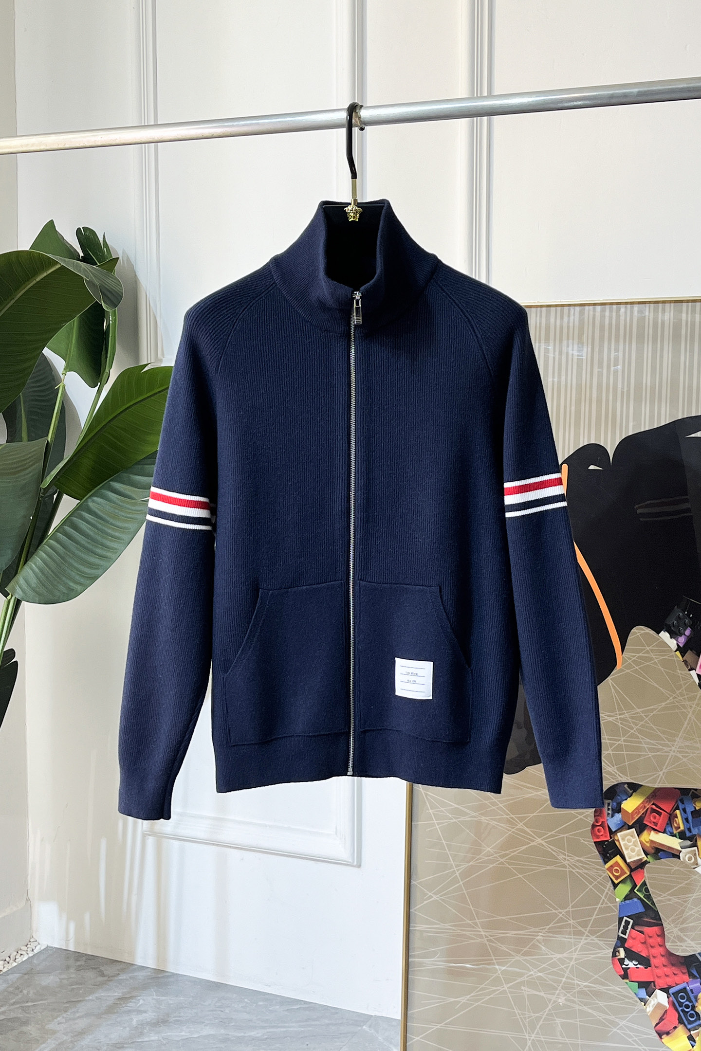 NO:628580,TB-  2025 new autumn and winter men's wool knitted cardigan jacket. The hot-selling item is on sale at the counter, and every major fashion buyer star has a versatile item. It is simple and fashionable, and the upper body is full of gentleman style. The whole sweater is not only exquisite in texture, but also fine in wiring.  The work is uniform and neat. The overall beauty and elegance ensure that the silhouette of the clothes is not easily deformed. The customized wool fabric is neither very loose nor very tight, and has very good recovery. A fashion item that is both cold-resistant and fashionable in autumn and winter. m-3XL,,jackets  & coats,sweaters,alexander wang19860909TB- 2025秋冬新款男士羊毛针织开衫外套.专柜在售爆款单品,各大时尚买手明星人手一件的百搭单品.简单时尚甚是好看,上身绅士范十足.整件毛衣不单纹理工艺精美,走线更是精工细作均匀整齐.整体美观大方保证了衣服的廓形不易变形.定制羊毛面料,既不会很宽松也不会很紧绷,恢复性非常好.秋冬御寒与时尚兼备的一款时装单品.m-3XL,,jackets & coats,sweaters,alexander wang,Men's clothing