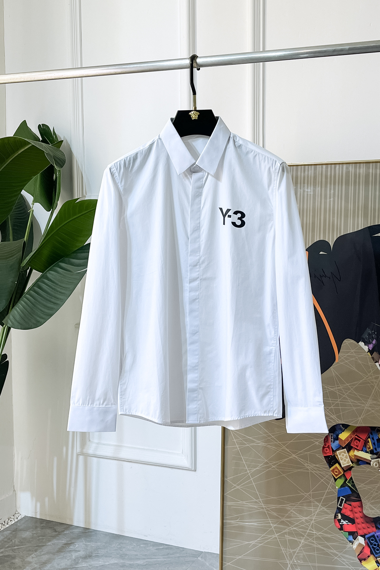 NO:625170,Y3 - 2025ss fashion hot-selling high-quality long-sleeved shirt, sold through trading company channels, in perfect condition, classified as cabinet level, predictable hot-selling, advanced customized imported high-grade cotton blended fabrics, master tailoring, invincible texture, excellent skin-friendly, very outstanding aesthetic design, exquisite craftsmanship, smooth lines, perfect match!  Easily upgrade your sense of fashion, with high recognition, great upper body effect, extremely sophisticated and rigorous workmanship, neat and meticulous wiring, it can be worn for business or daily leisure!  Counter size 38-42, shirts, alexander wang19860909Y3 - 2025ss时尚大爆款精品长袖衬衫,贸易公司渠道货,品相完美如斯,属于入柜级别,可预见性的爆款,高级定制进口高级棉混纺面料,大师级剪裁,质感无敌,亲肤性极佳,非常出彩的美学设计,工艺精湛,线条流畅,完美搭配！轻松将时髦感进阶,有着高强辨识度,上身效果超赞,做工极为考究严谨,走线工整细致,商务抑或日常休闲均可搭配！专柜尺码 38-42,,shirts,alexander wang,Men's clothing