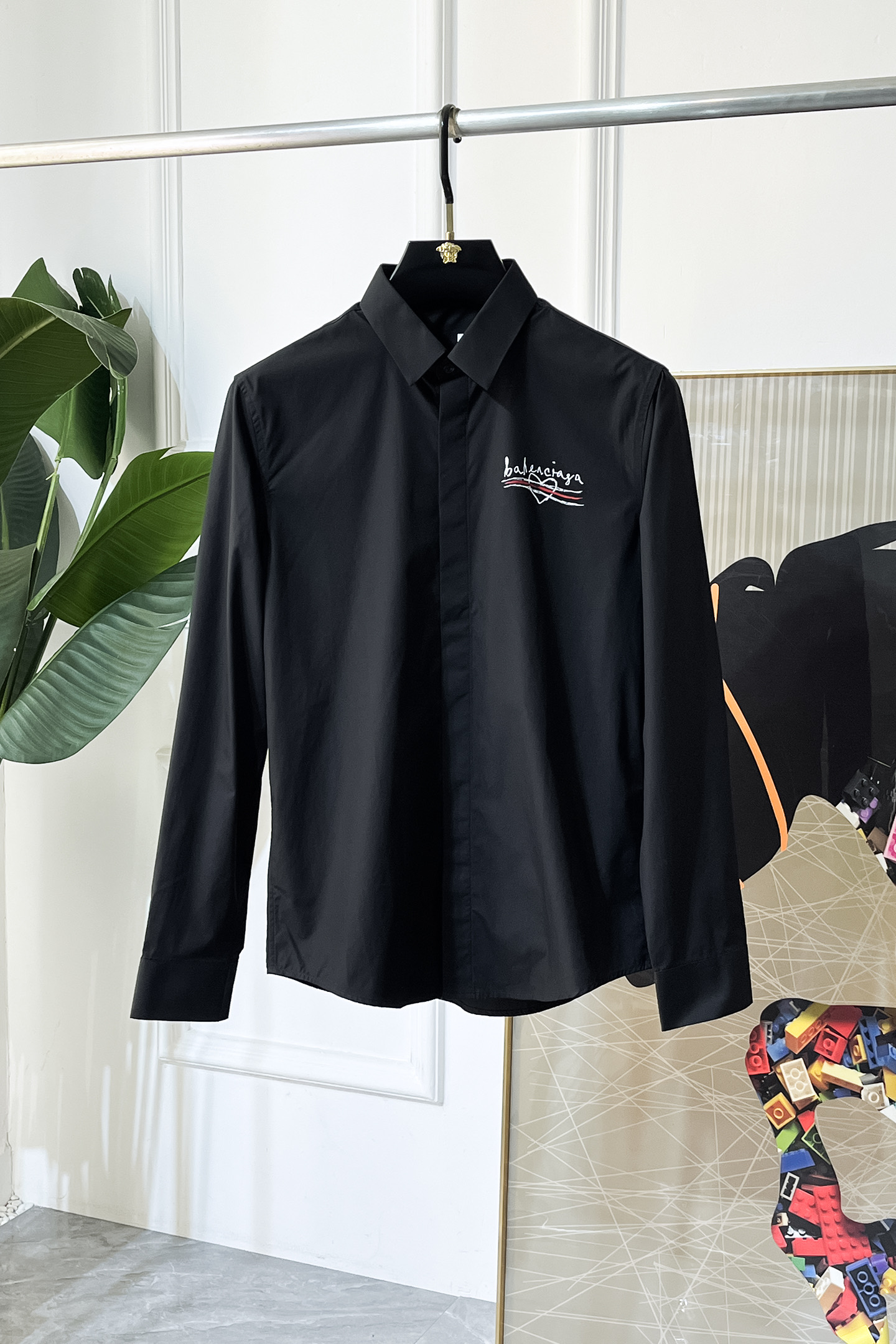 NO:625175,Balenciaga - 2025ss fashion hot-selling high-quality long-sleeved shirt, sold through trading company channels, in perfect condition, classified as cabinet level, predictably popular, advanced custom-made imported high-grade cotton blended fabrics, master-level tailoring, invincible texture, excellent skin-friendly, very outstanding aesthetic design, exquisite craftsmanship, smooth lines, perfect match!  Easily upgrade your sense of fashion, with high recognition, great upper body effect, extremely sophisticated and rigorous workmanship, neat and meticulous wiring, it can be worn for business or daily leisure!  Counter size 38-42,,balenciaga,shirts,alexander wang19860909巴黎世家 - 2025ss时尚大爆款精品长袖衬衫,贸易公司渠道货,品相完美如斯,属于入柜级别,可预见性的爆款,高级定制进口高级棉混纺面料,大师级剪裁,质感无敌,亲肤性极佳,非常出彩的美学设计,工艺精湛,线条流畅,完美搭配！轻松将时髦感进阶,有着高强辨识度,上身效果超赞,做工极为考究严谨,走线工整细致,商务抑或日常休闲均可搭配！专柜尺码 38-42,,balenciaga,shirts,alexander wang,Men's clothing