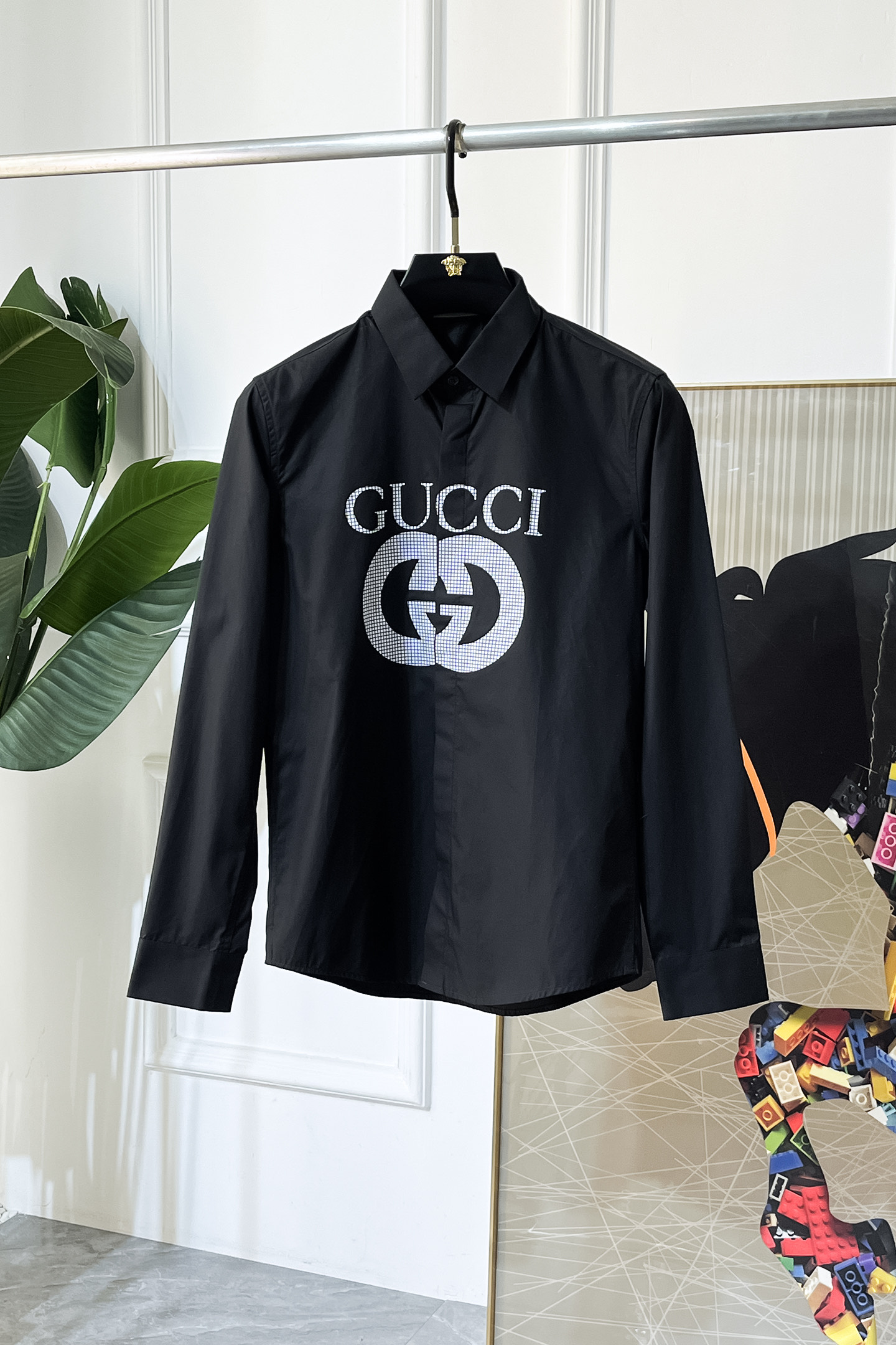 NO:628568,Gucci - 2025ss fashion hot-selling high-quality long-sleeved shirt, sold through trading company channels, in perfect condition, belonging to cabinet level, predictable hot-selling, advanced custom-made imported high-grade cotton blended fabrics, master tailoring, invincible texture, excellent skin-friendly, very outstanding aesthetic design, exquisite craftsmanship, smooth lines, perfect match!  Easily upgrade your sense of fashion, with high recognition, great upper body effect, extremely sophisticated and rigorous workmanship, neat and meticulous wiring, it can be worn for business or daily leisure!  Counter size 38-42, shirts, alexander wang19860909古奇 - 2025ss时尚大爆款精品长袖衬衫,贸易公司渠道货,品相完美如斯,属于入柜级别,可预见性的爆款,高级定制进口高级棉混纺面料,大师级剪裁,质感无敌,亲肤性极佳,非常出彩的美学设计,工艺精湛,线条流畅,完美搭配！轻松将时髦感进阶,有着高强辨识度,上身效果超赞,做工极为考究严谨,走线工整细致,商务抑或日常休闲均可搭配！专柜尺码 38-42,,shirts,alexander wang,Men's clothing