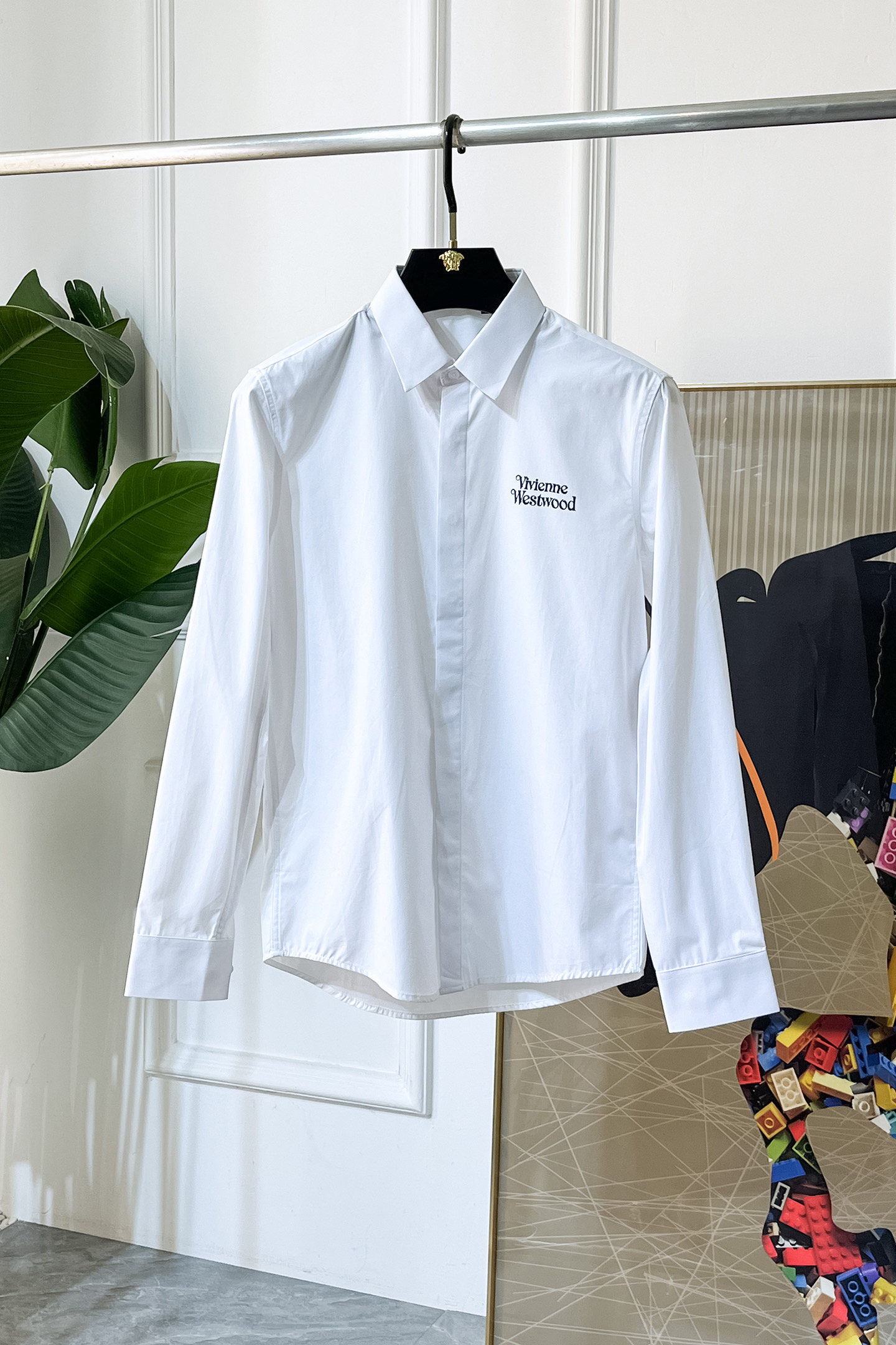 NO:628561,Queen Mother of the West - 2025ss fashion hot-selling high-quality long-sleeved shirt, sold through trading company channels, in perfect condition, belonging to the cabinet level, predictable hot-selling, advanced custom-made imported high-grade cotton blended fabrics, master tailoring, invincible texture, excellent skin-friendly, very outstanding aesthetic design, exquisite craftsmanship, smooth lines, perfect match!  Easily upgrade your sense of fashion, with high recognition, great upper body effect, extremely sophisticated and rigorous workmanship, neat and meticulous wiring, it can be worn for business or daily leisure!  Counter size 38-42, shirts, alexander wang19860909西太后 - 2025ss时尚大爆款精品长袖衬衫,贸易公司渠道货,品相完美如斯,属于入柜级别,可预见性的爆款,高级定制进口高级棉混纺面料,大师级剪裁,质感无敌,亲肤性极佳,非常出彩的美学设计,工艺精湛,线条流畅,完美搭配！轻松将时髦感进阶,有着高强辨识度,上身效果超赞,做工极为考究严谨,走线工整细致,商务抑或日常休闲均可搭配！专柜尺码 38-42,,shirts,alexander wang,Men's clothing