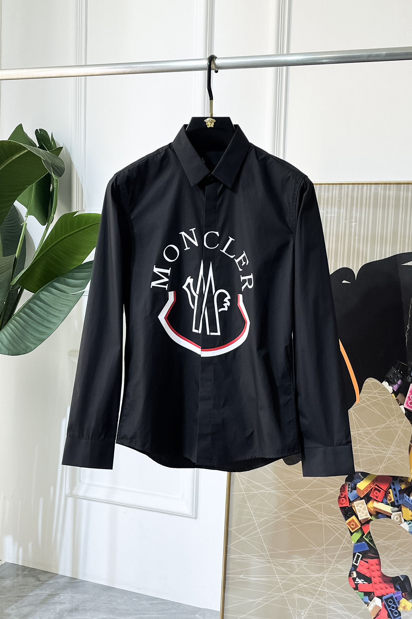 NO:625185,Mengkou - 2025ss fashion hot-selling high-quality long-sleeved shirt, sold through trading company channels, in perfect condition, belonging to cabinet level, predictable hot-selling, advanced custom-made imported high-grade cotton blended fabrics, master tailoring, invincible texture, excellent skin-friendly, very outstanding aesthetic design, exquisite craftsmanship, smooth lines, perfect match!  Easily upgrade your sense of fashion, with high recognition, great upper body effect, extremely sophisticated and rigorous workmanship, neat and meticulous wiring, it can be worn for business or daily leisure!  Counter size 38-42,,Moncler,shirts,alexander wang19860909蒙口 - 2025ss时尚大爆款精品长袖衬衫,贸易公司渠道货,品相完美如斯,属于入柜级别,可预见性的爆款,高级定制进口高级棉混纺面料,大师级剪裁,质感无敌,亲肤性极佳,非常出彩的美学设计,工艺精湛,线条流畅,完美搭配！轻松将时髦感进阶,有着高强辨识度,上身效果超赞,做工极为考究严谨,走线工整细致,商务抑或日常休闲均可搭配！专柜尺码 38-42,,Moncler,shirts,alexander wang,Men's clothing