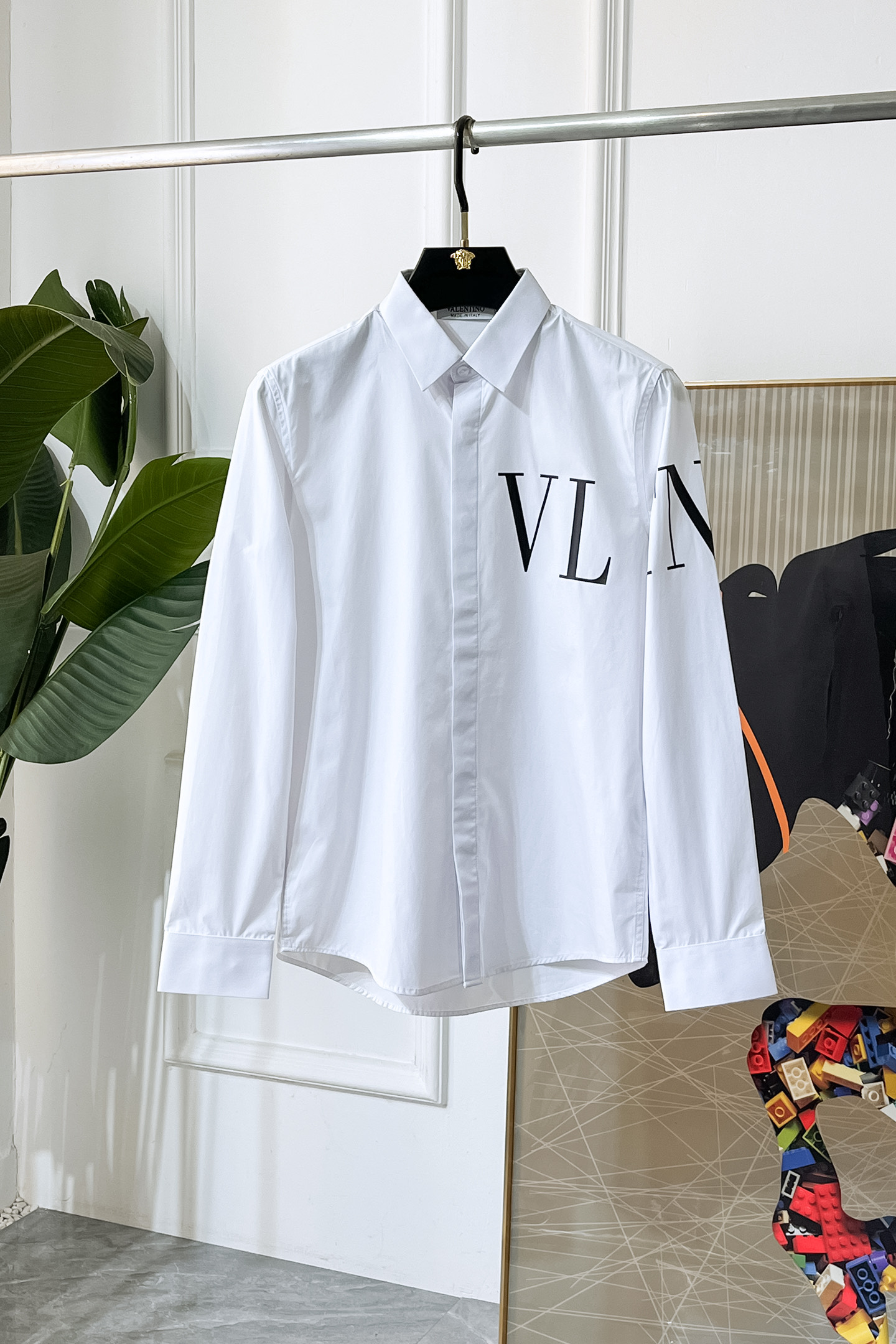 NO:625180,Valentino - 2025ss fashion hot-selling high-quality long-sleeved shirt, sold through trading company channels, in perfect condition, belonging to cabinet level, predictable hot-selling, advanced custom-made imported high-grade cotton blended fabrics, master tailoring, invincible texture, excellent skin-friendly, very outstanding aesthetic design, exquisite craftsmanship, smooth lines, perfect match!  Easily upgrade your sense of fashion, with high recognition, great upper body effect, extremely sophisticated and rigorous workmanship, neat and meticulous wiring, it can be worn for business or daily leisure!  Counter size 38-42,,valentino,shirts,alexander wang19860909华伦天奴 - 2025ss时尚大爆款精品长袖衬衫,贸易公司渠道货,品相完美如斯,属于入柜级别,可预见性的爆款,高级定制进口高级棉混纺面料,大师级剪裁,质感无敌,亲肤性极佳,非常出彩的美学设计,工艺精湛,线条流畅,完美搭配！轻松将时髦感进阶,有着高强辨识度,上身效果超赞,做工极为考究严谨,走线工整细致,商务抑或日常休闲均可搭配！专柜尺码 38-42,,valentino,shirts,alexander wang,Men's clothing