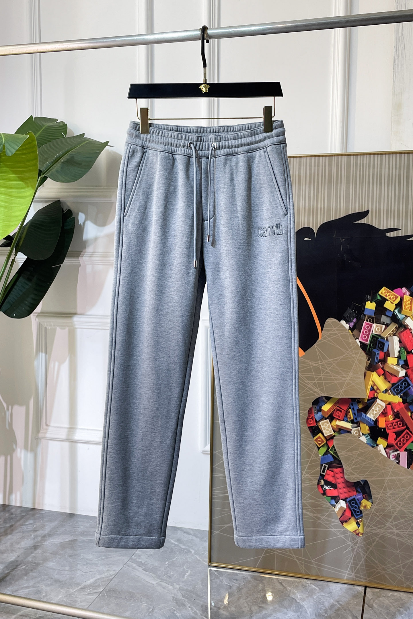 NO:652646,Cavalli - ss autumn and winter counters simultaneously popular thick velvet casual pants, a must-have versatile style this season, the upper body is very outstanding, super versatile style, 1:1 replica of the original version, complete with three standards!  The counter is designed with the latest fashion elements, imported custom-woven high-quality European cotton fabrics, with super good styles, a must-have for casual fashion!  Highly recommended, size 30-38, alexander wang19860909卡瓦利 - ss秋冬专柜同步爆款厚款加绒休闲裤,本季必入百搭款式,上身极为出挑,超级百搭款 ,原版1:1复刻,三标齐全！专柜最新时尚元素设计,进口定织高品质欧棉面料,版型超好,休闲时尚必备！强烈推荐款 尺码 30-38,,alexander wang,Men's clothing