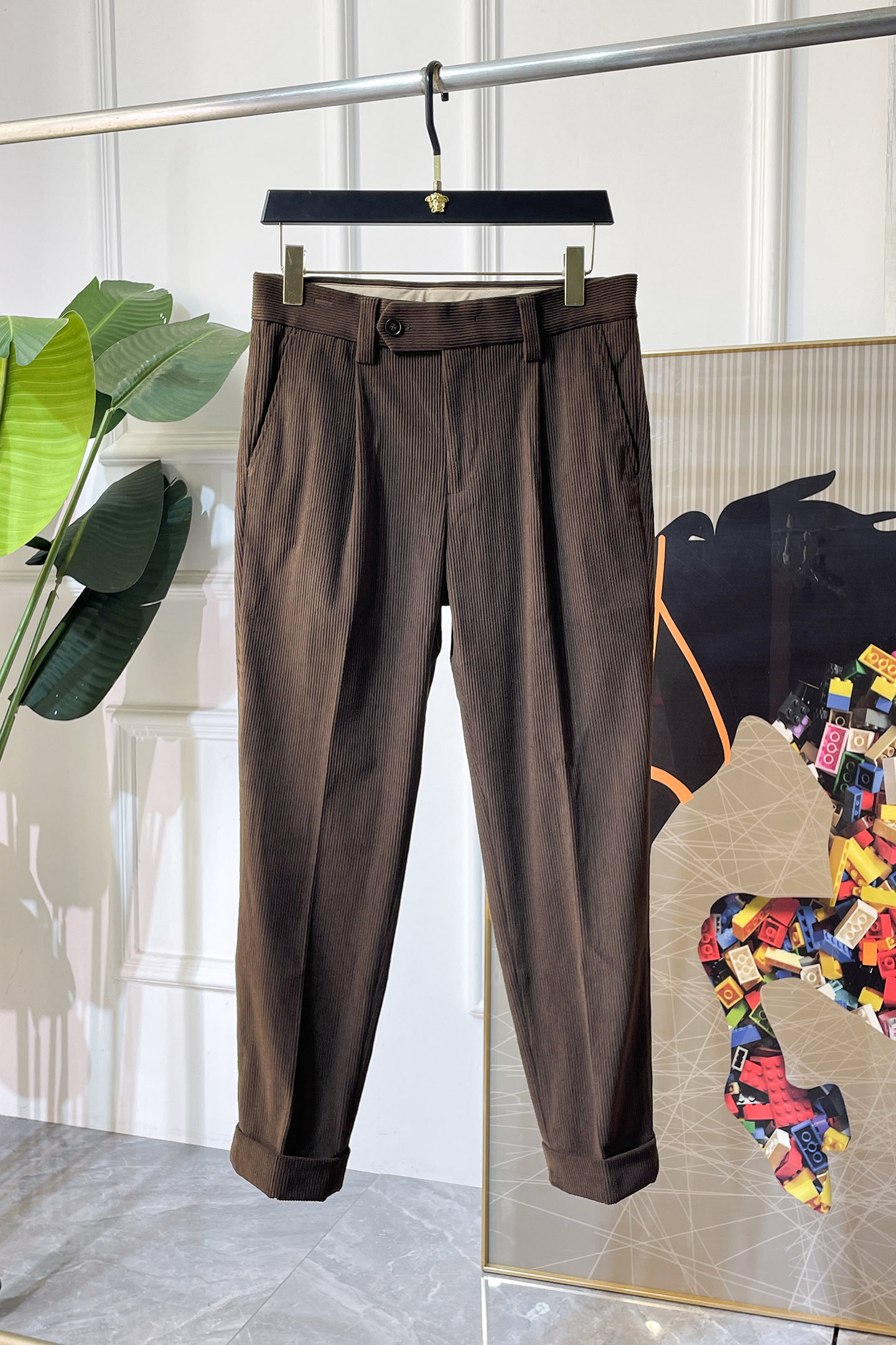 NO:652577,Prada - ss autumn and winter corduroy boutique casual pants. Original 1:1 production, the perfect choice for daily essentials, simple and stylish, custom-made imported European cotton fabrics, heavy washing process, complex workmanship and exquisite craftsmanship. Easily cater to the needs of the four seasons, soft and elastic to the touch, smooth and neat, original accessories and hardware, comfortable upper body, very easy to wear and durable, size 30-38,, prada, alexander wang19860909普拉达 - ss年秋冬灯芯绒精品休闲裤.原单1:1制作,日常必备的完美之选,简单大气亦时尚有型,定制进口欧棉面料 ,重工洗水工艺,做工复杂工艺精湛.轻松迎合四季需要,手感柔软带弹力,流畅利落,原版辅料五金,上身舒适非常易搭耐看码数30-38,,prada,alexander wang,Men's clothing