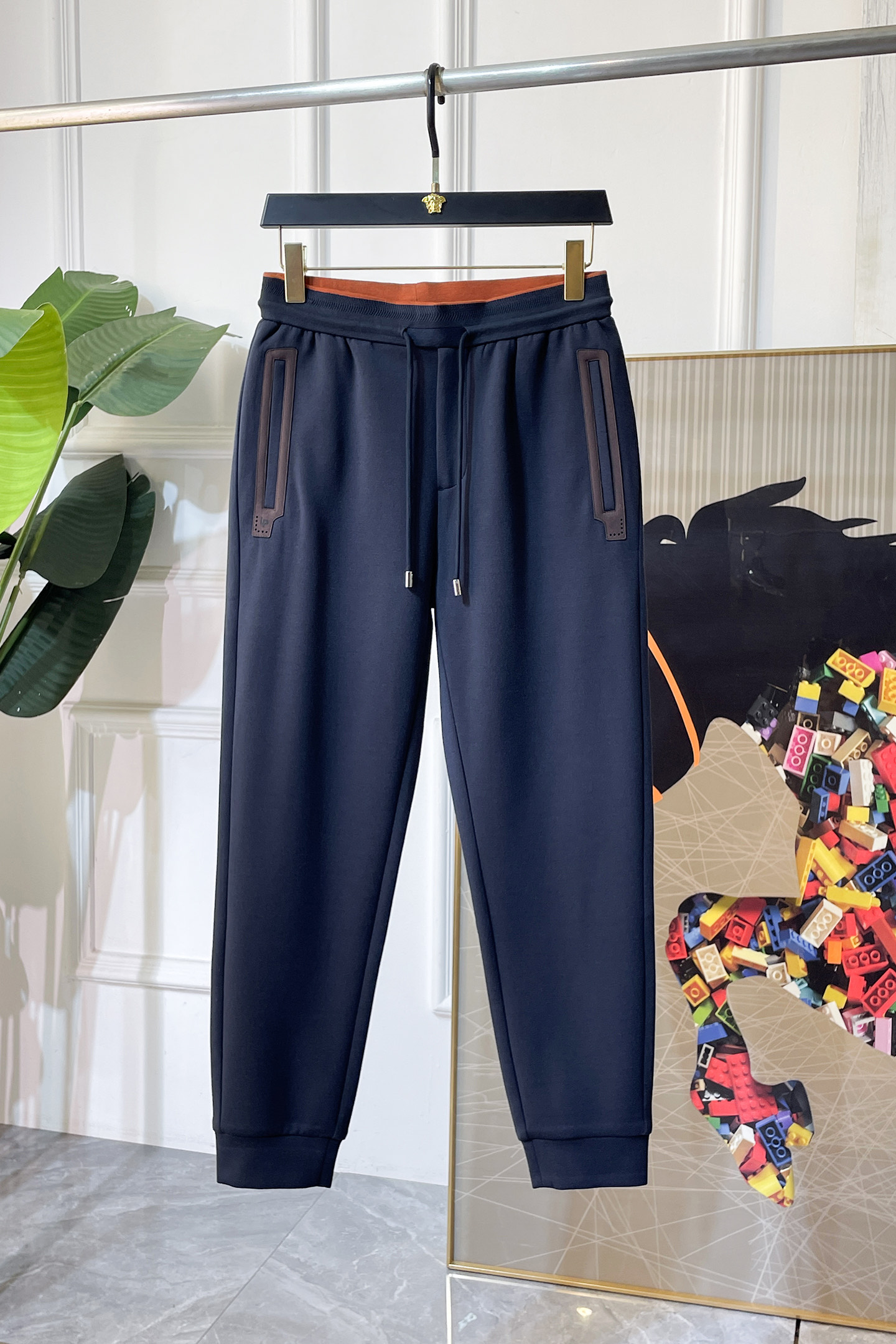 NO:652655,LP Nuoyou - ss autumn and winter counters simultaneously popular thick casual pants, a must-have versatile style this season, the upper body is very outstanding, super versatile style, 1:1 replica of the original version, complete with three labels!  The counter is designed with the latest fashion elements, imported custom-woven high-quality European cotton fabrics, with super good styles, a must-have for casual fashion!  Highly recommended size S-3XL, loro piana, alexander wang19860909LP诺悠 - ss秋冬专柜同步爆款厚款休闲裤,本季必入百搭款式,上身极为出挑,超级百搭款 ,原版1:1复刻,三标齐全！专柜最新时尚元素设计,进口定织高品质欧棉面料,版型超好,休闲时尚必备！强烈推荐款 尺码 S-3XL,,loro piana,alexander wang,Men's clothing