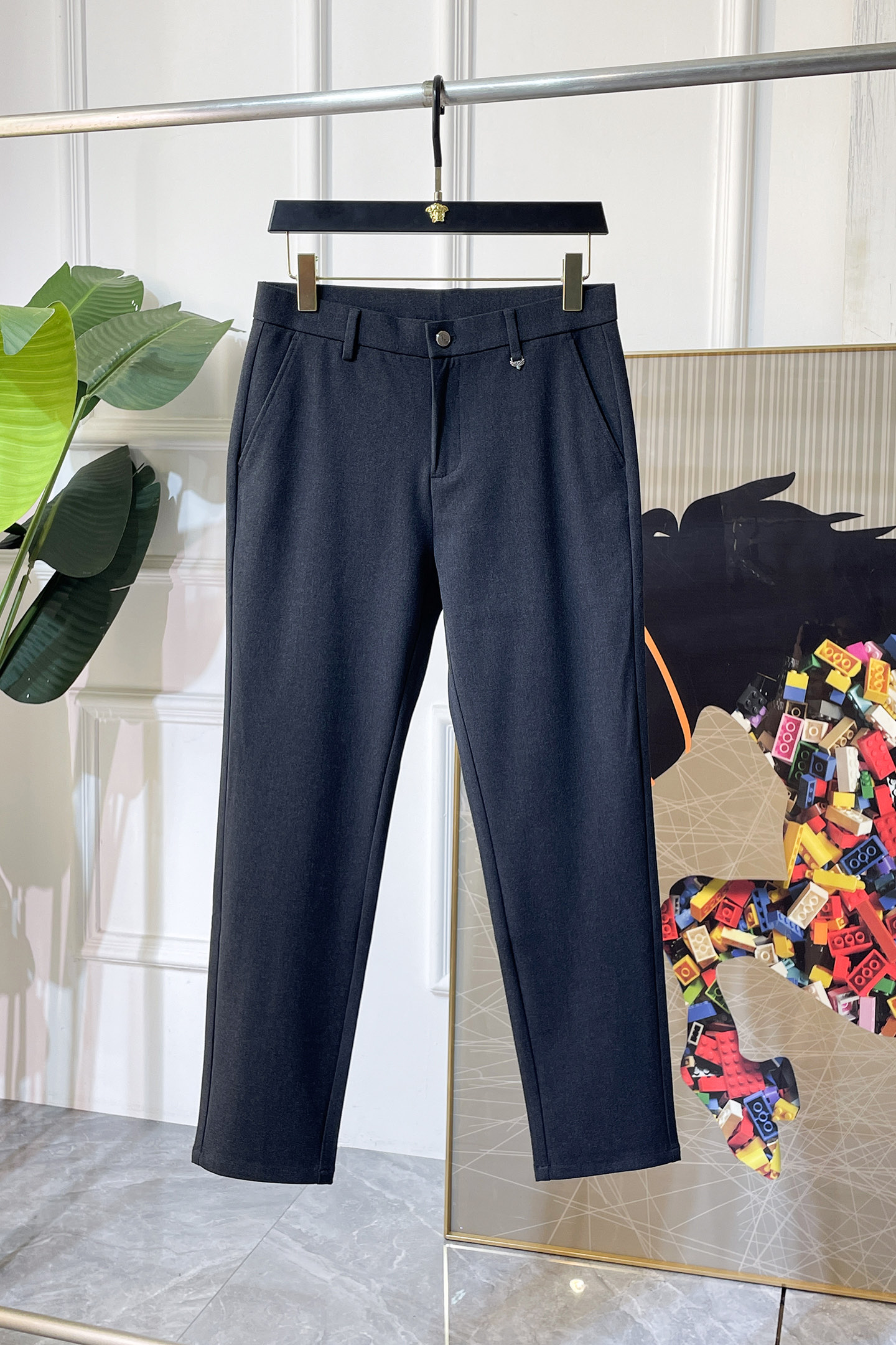 NO:652586,LV - ss autumn and winter corduroy boutique casual pants. Made from the original 1:1, the perfect choice for daily essentials, simple and stylish, custom-made imported European cotton fabrics, heavy washing process, complex workmanship and exquisite craftsmanship. Easily cater to the needs of the four seasons, soft and elastic to the touch, smooth and neat, original accessories and hardware, comfortable upper body, very easy to wear and durable, size 30-38, louis vuitton, alexander wang19860909LV - ss年秋冬灯芯绒精品休闲裤.原单1:1制作,日常必备的完美之选,简单大气亦时尚有型,定制进口欧棉面料 ,重工洗水工艺,做工复杂工艺精湛.轻松迎合四季需要,手感柔软带弹力,流畅利落,原版辅料五金,上身舒适非常易搭耐看码数30-38,,louis vuitton,alexander wang,Men's clothing