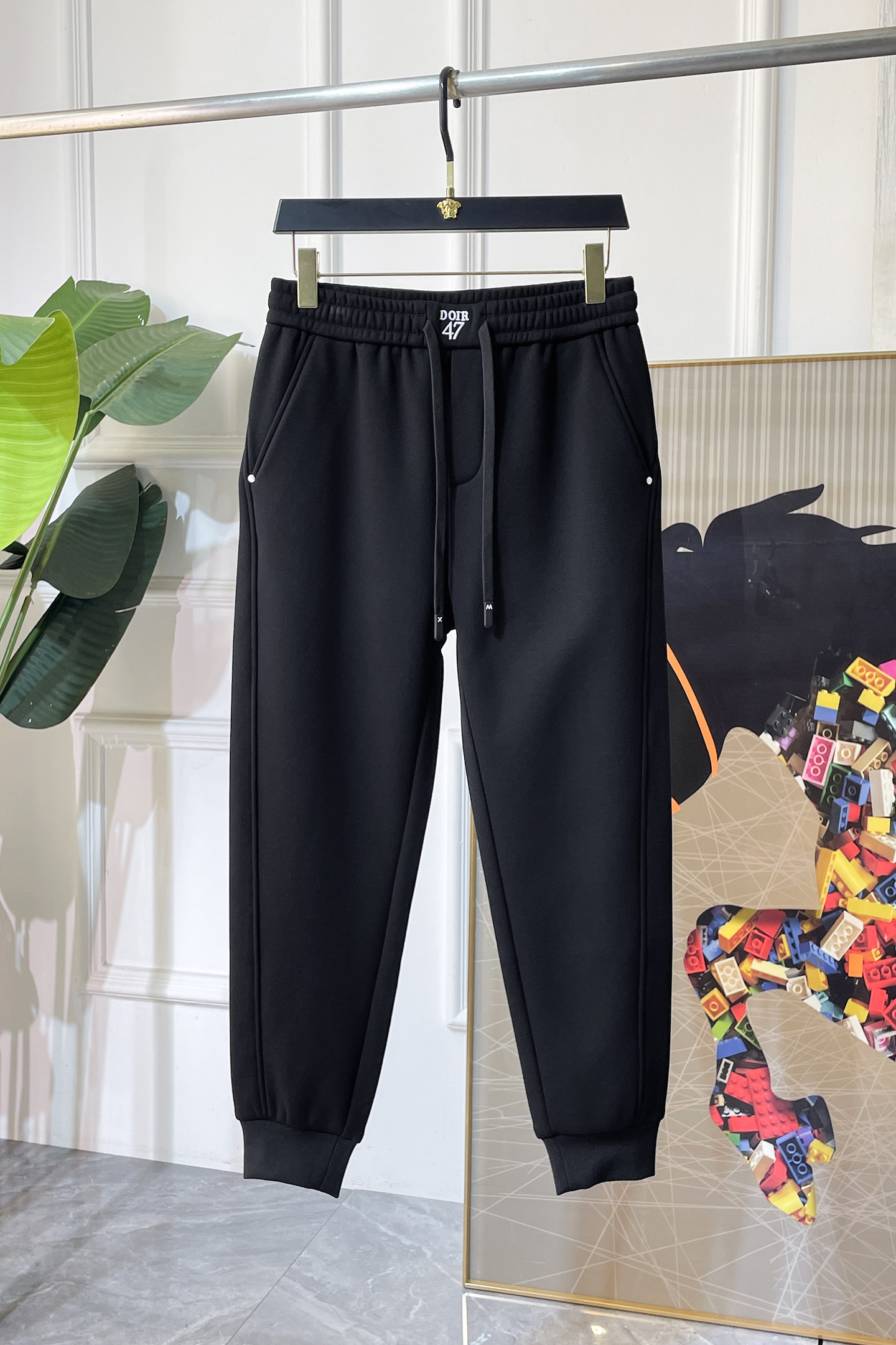 NO:652595,Dior - ss autumn and winter counters simultaneously popular thick velvet casual pants. This season's must-have versatile style, the upper body is very outstanding, super versatile style, 1:1 replica of the original version, complete with three labels!  The counter is designed with the latest fashion elements, imported custom-woven high-quality European cotton fabrics, with super good styles, a must-have for casual fashion!  Highly recommended size 29-38, dior, alexander wang19860909迪奥 - ss秋冬专柜同步爆款厚款加绒休闲裤,本季必入百搭款式,上身极为出挑,超级百搭款 ,原版1:1复刻,三标齐全！专柜最新时尚元素设计,进口定织高品质欧棉面料,版型超好,休闲时尚必备！强烈推荐款 尺码 29-38,,dior,alexander wang,Men's clothing