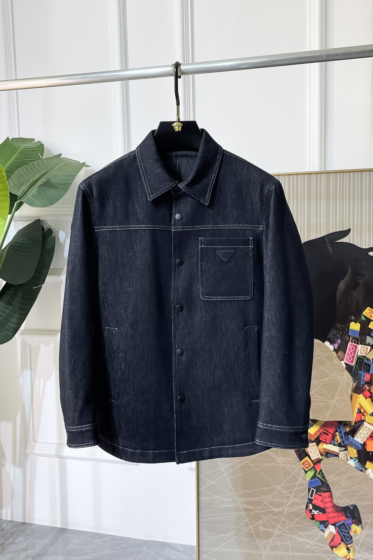 NO:652596,Prada - New winter men's down jacket, high-quality design, a must-have for any man, handsome and handsome. Heavy craftsmanship, 90 down filling, but the fashion stance remains firm, first-class texture, crisp and slim. Classic lapel down, mature and stable style, fine texture, good gloss, and very clear texture, simple and elegant style, strong fashion, version leading the current trend, the upper body effect is very good, the fabric is novel and soft to the touch  Fearless and changeable, blooming in comfort and uniqueness. Calmly and confidently walk the way of urban men's spring clothing. Multi-touch fabric selection, showing the eclectic charm. The upper body will not have any wrinkles, the fit is excellent, the upper body is stylish and handsome, the customized accessories are iconic, and the details determine success or failure. Colors and colors, sizes 48 - 56, can be worn up to 190 pounds.,, prada, jackets & coats, down jacket, alexander wang19860909普拉达 - 年冬季新款男士羽绒服外套,高品质设计,是任何男人都必备的王牌好货,帅气爆表.重工艺直冲工艺,90绒填充,但时尚立场坚挺如故,质感一流,挺括修身.经典翻领的羽绒,成熟稳重风,质感细腻,光泽感佳,且纹理非常清晰,款式简洁大气,时尚度强、版型引领当前趋势,上身效果非常好,面料新颖,手感软 无畏多变,舒适与独特中绽放.从容、自信游走都市型男春装之道.多重触感的面料选择,彰显不拘一格的魅力上身不会有任何褶皱,版型极好,上身有型帅气,定制辅料带有标志性,细节决定成败.颜色图色 尺码48 - 56 最大可穿到190斤.,,prada,jackets & coats,down jacket,alexander wang,Men's clothing