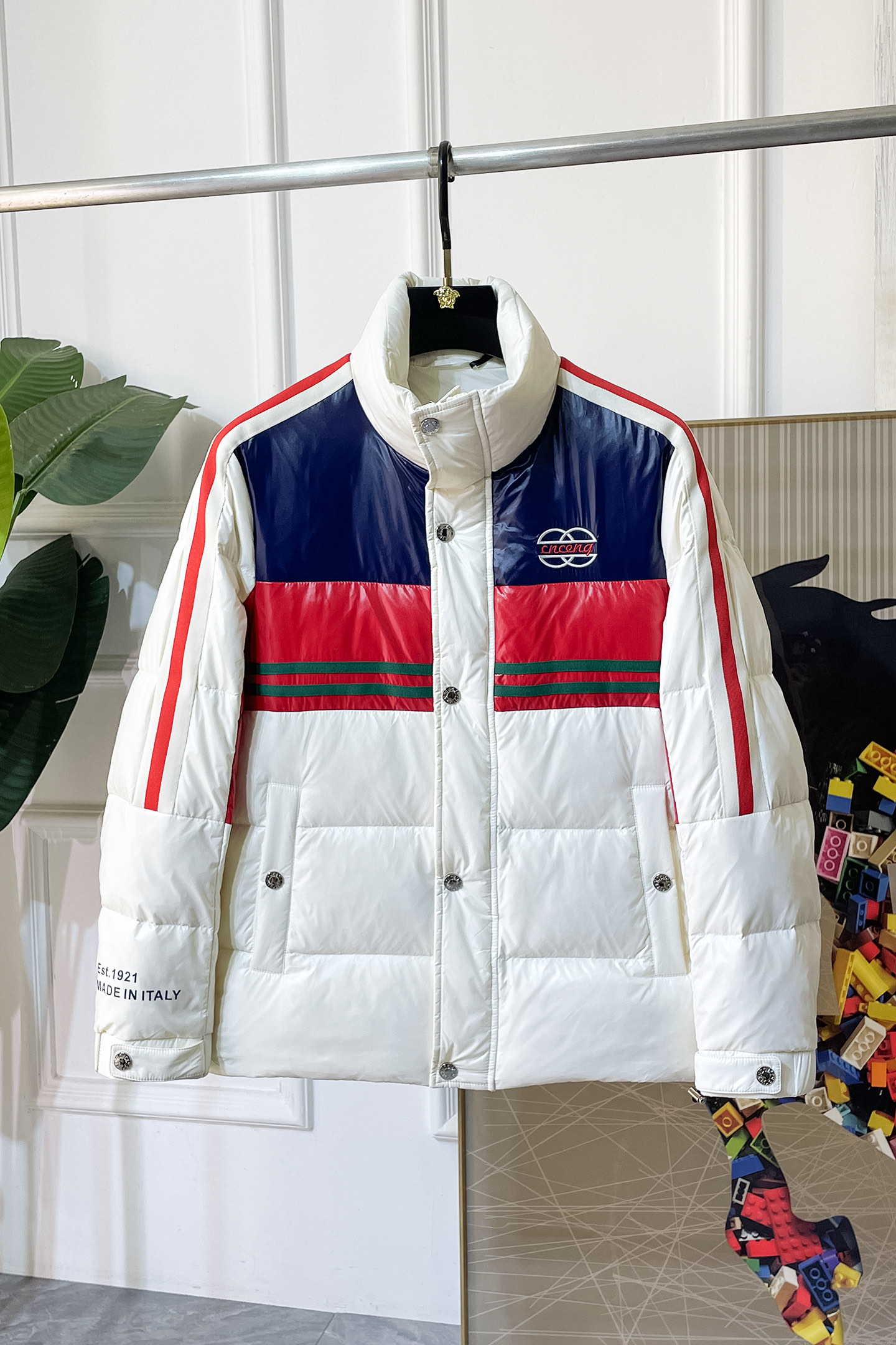 NO:680757,Gucci - the new winter men's down jacket, high-quality design, is a must-have for any man, handsome and handsome. Heavy craftsmanship, 90 down filling, but the fashion stance remains firm, first-class texture, crisp and slim. Classic lapel down, mature and stable style, fine texture, good gloss, and very clear texture, simple and elegant style, strong fashion, version leading the current trend, the upper body effect is very good, the fabric is novel and soft to the touch  Fearless and changeable, blooming in comfort and uniqueness. Calmly and confidently walk the way of urban sportsman's spring clothing. Multi-touch fabric selection, showing the eclectic charm. The upper body will not have any wrinkles, the shape is excellent, the upper body is stylish and handsome, the customized accessories are iconic, and the details determine success or failure. Colors and colors, sizes 48 - 56, can be worn up to 190 pounds.,,jackets & coats, down jacket,19860909古奇 - 年冬季新款男士羽绒服外套,高品质设计,是任何男人都必备的王牌好货,帅气爆表.重工艺直冲工艺,90绒填充,但时尚立场坚挺如故,质感一流,挺括修身.经典翻领的羽绒,成熟稳重风,质感细腻,光泽感佳,且纹理非常清晰,款式简洁大气,时尚度强、版型引领当前趋势,上身效果非常好,面料新颖,手感软 无畏多变,舒适与独特中绽放.从容、自信游走都市型男春装之道.多重触感的面料选择,彰显不拘一格的魅力上身不会有任何褶皱,版型极好,上身有型帅气,定制辅料带有标志性,细节决定成败.颜色图色 尺码48 - 56 最大可穿到190斤.,,jackets & coats,down jacket,,Men's clothing