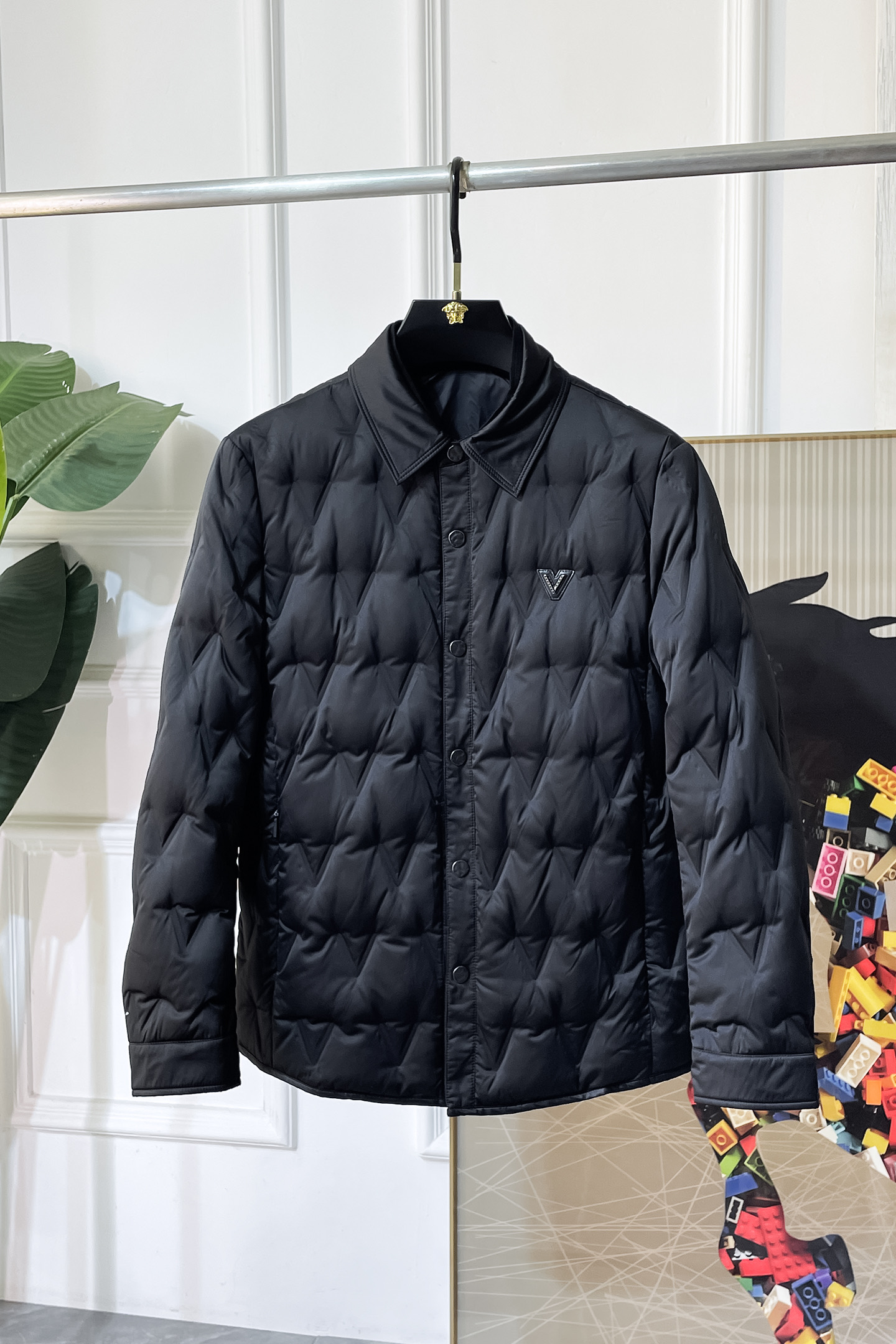 NO:652587,Valentino - New winter men's down jacket, high-quality design, is a must-have for any man, handsome and handsome. Heavy craftsmanship, 90 down filling, but the fashion stance remains firm, first-class texture, crisp and slim. Classic lapel down, mature and stable style, fine texture, good gloss, and very clear texture, simple and elegant style, strong fashion, version leads the current trend, the upper body effect is very good, the fabric is novel and soft to the touch  Fearless and changeable, blooming in comfort and uniqueness. Calmly and confidently walk the way of urban men's spring clothing. Multi-touch fabric selection, showing the eclectic charm. The upper body will not have any wrinkles, the fit is excellent, the upper body is stylish and handsome, the customized accessories are iconic, and the details determine success or failure. Colors and colors, sizes 48 - 56, can be worn up to 190 pounds.,, valentino, jackets & coats, down jacket, alexander wang19860909华伦天奴 - 年冬季新款男士羽绒服外套,高品质设计,是任何男人都必备的王牌好货,帅气爆表.重工艺直冲工艺,90绒填充,但时尚立场坚挺如故,质感一流,挺括修身.经典翻领的羽绒,成熟稳重风,质感细腻,光泽感佳,且纹理非常清晰,款式简洁大气,时尚度强、版型引领当前趋势,上身效果非常好,面料新颖,手感软 无畏多变,舒适与独特中绽放.从容、自信游走都市型男春装之道.多重触感的面料选择,彰显不拘一格的魅力上身不会有任何褶皱,版型极好,上身有型帅气,定制辅料带有标志性,细节决定成败.颜色图色 尺码48 - 56 最大可穿到190斤.,,valentino,jackets & coats,down jacket,alexander wang,Men's clothing