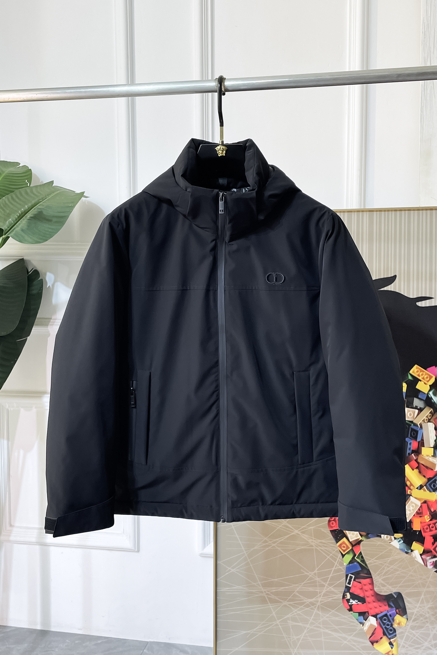 NO:685434,Dior -  2025 winter hot-selling boutique down jacket, high-quality design, is a must-have for any man, handsome and handsome. Heavy craftsmanship, 90 down filling, but the fashion stance remains firm, first-class texture, crisp and slim. Classic lapel down, mature and stable style, fine texture, good gloss, and very clear texture, simple and elegant style, strong fashion, version leads the current trend, the upper body effect is very good, the fabric is novel and soft to the touch  Fearless and changeable, blooming in comfort and uniqueness. Calmly and confidently walk the way of urban sportsman's spring clothing. Multi-touch fabric selection, showing eclectic charm. The upper body will not have any wrinkles, the fit is excellent, the upper body is stylish and handsome, customized accessories are iconic, and details determine success or failure. Color, color, size M-3XL, can be worn up to 190 pounds.,, dior, jackets & coats, down jacket,19860909迪奥 - 2025年冬季大爆款精品羽绒服外套,高品质设计,是任何男人都必备的王牌好货,帅气爆表.重工艺直冲工艺,90绒填充,但时尚立场坚挺如故,质感一流,挺括修身.经典翻领的羽绒,成熟稳重风,质感细腻,光泽感佳,且纹理非常清晰,款式简洁大气,时尚度强、版型引领当前趋势,上身效果非常好,面料新颖,手感软 无畏多变,舒适与独特中绽放.从容、自信游走都市型男春装之道.多重触感的面料选择,彰显不拘一格的魅力上身不会有任何褶皱,版型极好,上身有型帅气,定制辅料带有标志性,细节决定成败.颜色图色 尺码M-3XL 最大可穿到190斤.,,dior,jackets & coats,down jacket,,Men's clothing