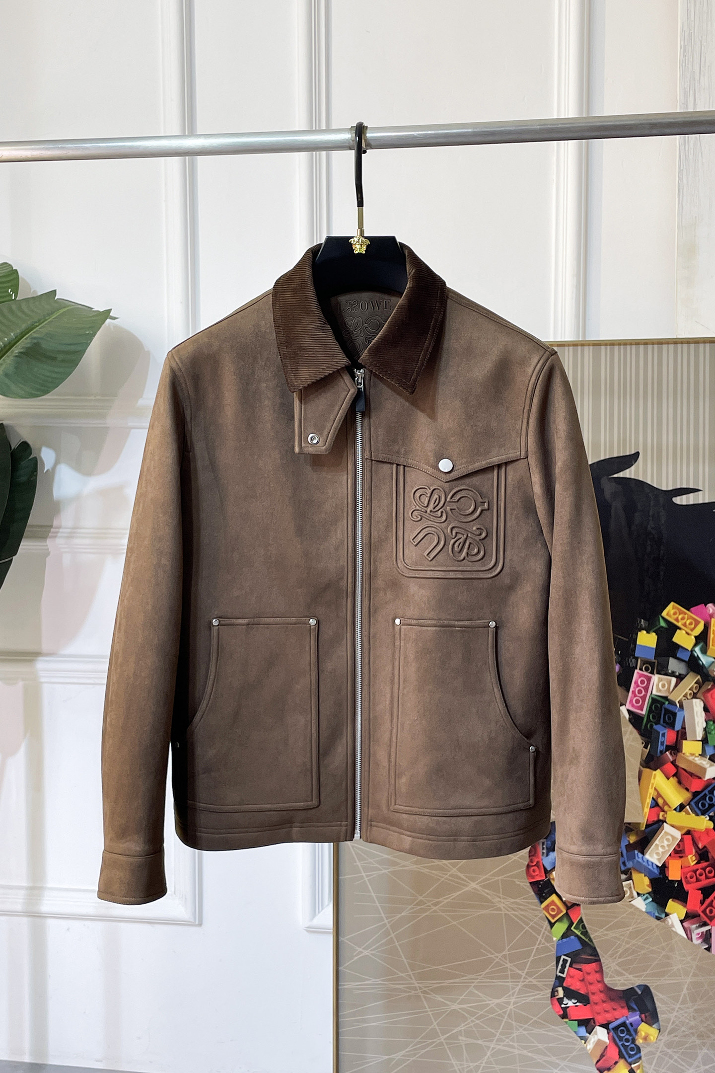 NO:652605,Loewe - the new winter men's down jacket, high-quality design, is a must-have for any man, handsome and handsome. Heavy craftsmanship, 90 down filling, but the fashion stance remains firm, first-class texture, crisp and slim. Classic lapel down, mature and stable style, fine texture, good gloss, and very clear texture, simple and elegant style, strong fashion, and version leading the current trend, the upper body effect is very good, the fabric is novel and soft to the touch  Fearless and changeable, blooming in comfort and uniqueness. Calmly and confidently walk the way of urban men's spring clothing. Multi-touch fabric selection, showing the eclectic charm. The upper body will not have any wrinkles, the fit is excellent, the upper body is stylish and handsome, the customized accessories are iconic, and the details determine success or failure. Colors and colors, sizes 48 - 56, can be worn up to 190 pounds.,, loewe, jackets & coats, down jacket, alexander wang19860909罗意威 - 年冬季新款男士羽绒服外套,高品质设计,是任何男人都必备的王牌好货,帅气爆表.重工艺直冲工艺,90绒填充,但时尚立场坚挺如故,质感一流,挺括修身.经典翻领的羽绒,成熟稳重风,质感细腻,光泽感佳,且纹理非常清晰,款式简洁大气,时尚度强、版型引领当前趋势,上身效果非常好,面料新颖,手感软 无畏多变,舒适与独特中绽放.从容、自信游走都市型男春装之道.多重触感的面料选择,彰显不拘一格的魅力上身不会有任何褶皱,版型极好,上身有型帅气,定制辅料带有标志性,细节决定成败.颜色图色 尺码48 - 56 最大可穿到190斤.,,loewe,jackets & coats,down jacket,alexander wang,Men's clothing