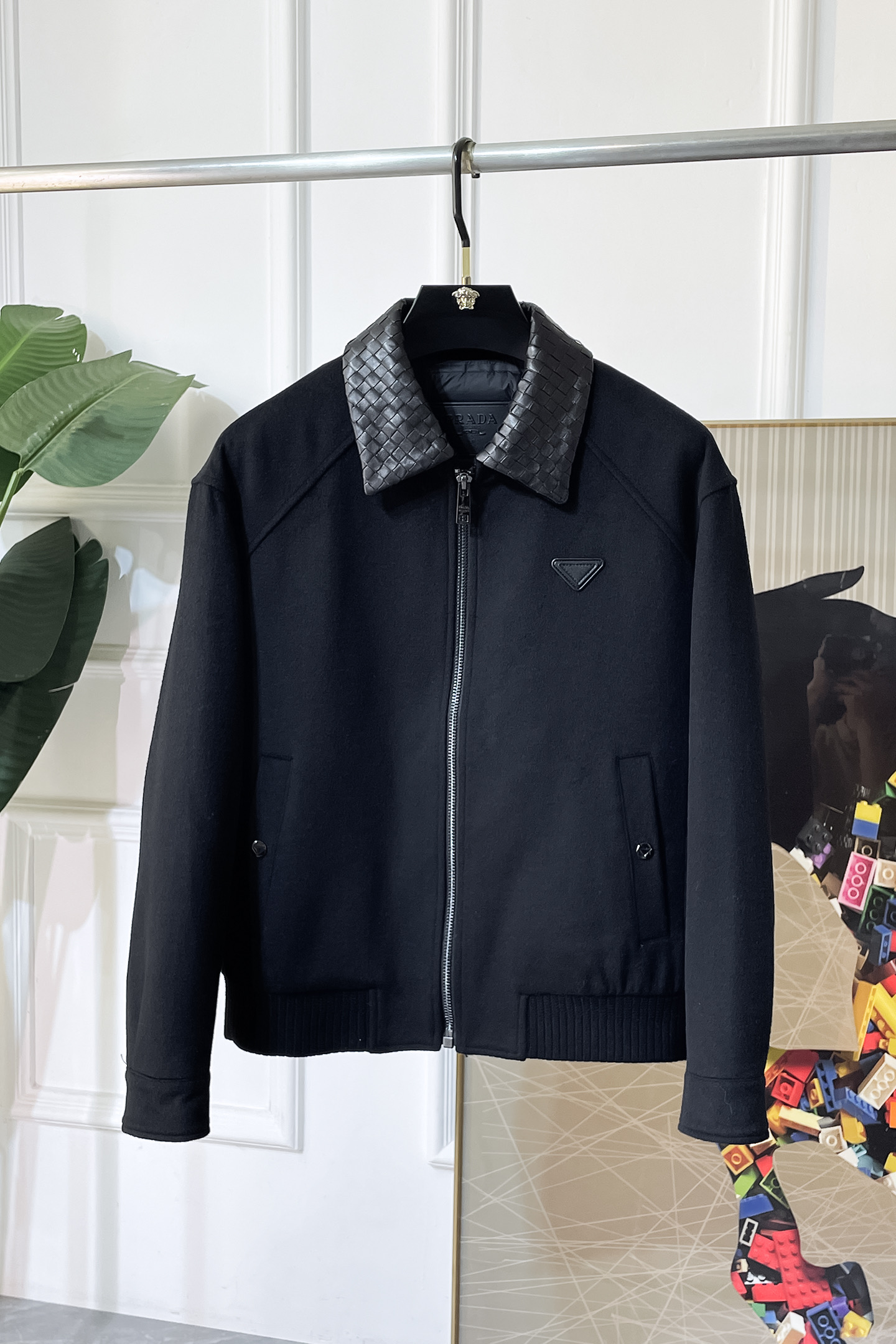 NO:654998,Dior -  2025 winter hot-selling boutique down jacket, high-quality design, is a must-have for any man, handsome and handsome. Heavy craftsmanship, 90 down filling, but the fashion stance remains firm, first-class texture, crisp and slim. Classic lapel down, mature and stable style, fine texture, good gloss, and very clear texture, simple and elegant style, strong fashion, version leads the current trend, the upper body effect is very good, the fabric is novel and soft to the touch  Fearless and changeable, blooming in comfort and uniqueness. Calmly and confidently walk the way of urban sportsman's spring clothing. Multi-touch fabric selection, showing the eclectic charm. The upper body will not have any wrinkles, the fit is excellent, the upper body is stylish and handsome, the customized accessories are iconic, and the details determine success or failure. Color, color, size M-3XL, can be worn up to 190 pounds.,, dior, jackets & coats, down jacket, alexander wang19860909迪奥 - 2025年冬季大爆款精品羽绒服外套,高品质设计,是任何男人都必备的王牌好货,帅气爆表.重工艺直冲工艺,90绒填充,但时尚立场坚挺如故,质感一流,挺括修身.经典翻领的羽绒,成熟稳重风,质感细腻,光泽感佳,且纹理非常清晰,款式简洁大气,时尚度强、版型引领当前趋势,上身效果非常好,面料新颖,手感软 无畏多变,舒适与独特中绽放.从容、自信游走都市型男春装之道.多重触感的面料选择,彰显不拘一格的魅力上身不会有任何褶皱,版型极好,上身有型帅气,定制辅料带有标志性,细节决定成败.颜色图色 尺码M-3XL 最大可穿到190斤.,,dior,jackets & coats,down jacket,alexander wang,Men's clothing