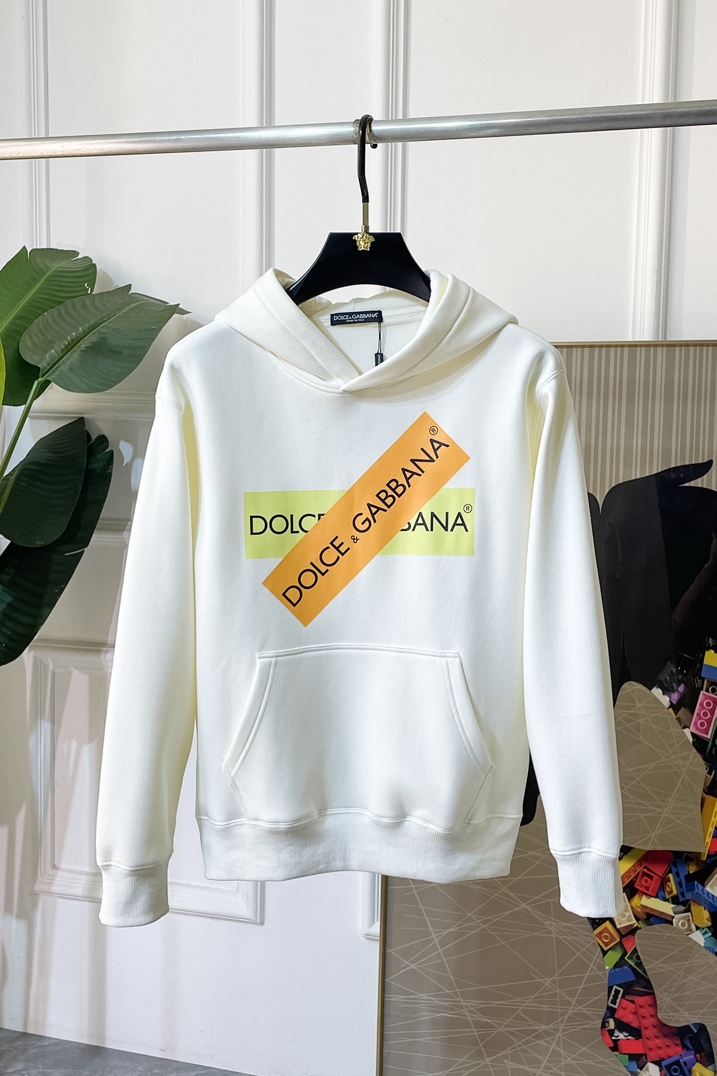 NO:652604,DG-ss is a hot new model in autumn, the highest version of fashionable hooded fleece sweatshirt, a classic that must be released every year. Favored and respected by major stars, it uses high-end European cotton blended fabrics, heavy craftsmanship, original hardware accessories and logo design, soft and smooth, and dense texture!  Stylish upper body!  One of the impeccable must-have styles for autumn!  Size S-4XL can wear up to 220 pounds!  Thickened hooded size data S Length 62 Chest 106 Shoulder Width 48 Sleeve Length 56 M Length 65 Chest 112 Shoulder Width 49 Sleeve Length 58 L Length 67 Chest 118 Shoulder Width 51 Sleeve Length 61  Sleeve length 62 3XL Dress length 73 Bust 134 Shoulder width 56 Sleeve length 64 4XL Dress length 73 Bust 140 Shoulder width 58 Sleeve length 64,,hoodie,sweatshirts,hats,alexander wang19860909DG - ss秋季大爆新款,最高版本时尚连帽加绒卫衣、每年必出的经典之作.受各大明星的青睐推崇,精选高端欧棉混纺面料,重工艺制作,原版五金辅料logo设计,柔软顺滑,质地密实！上身时尚有型！秋季无可挑剔必选款式之一！尺码 S-4XL 最大可穿220斤！加厚连帽尺码数据 S衣长62 胸围106 肩宽48 袖长56 M衣长65 胸围112 肩宽49袖长58 L衣长67 胸围118 肩宽51 袖长61 XL 衣长69 胸围124 肩宽52 袖长62 2XL 衣长71 胸围128 肩宽55 袖长62 3XL 衣长73 胸围134 肩宽56袖长64 4XL 衣长73 胸围140 肩宽58袖长64,,hoodie,sweatshirts,hats,alexander wang,Men's clothing