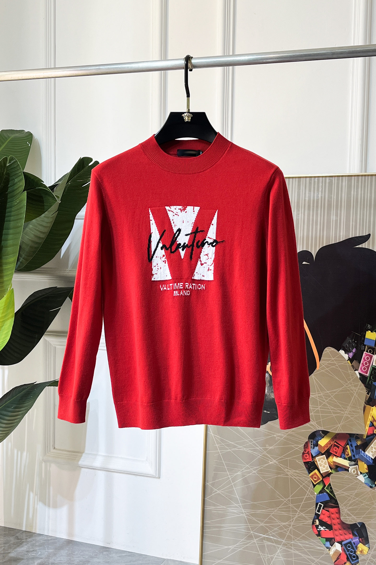 NO:652636,LV - ss autumn and winter counter's popular knitted sweater, casual and fashionable outer wear, a must-have for inner wear, custom-made imported sheep wool fabric, the fabric has a delicate feel, close to the body and is comfortable without digging into the flesh, and the upper body has a good shape. It is warm to wear, and the counter logo design is very unique. The original quality and craftsmanship are definitely the highest version on the market. The top original version is awesome to wear. It is soft and crisp, not easy to deform. The seams and seams are very rigorous and elegant, absolutely required by first-line OEMs!  Don’t miss it, male gods!  Size M-3XL,,louis vuitton,alexander wang19860909LV - ss秋冬专柜大爆款针织毛衫,休闲时尚外穿 内搭必备款,定制进口绵羊毛面料,面料手感细腻,贴身舒适不扎肉,上身版型好 穿着保暖,专柜标志设计非常独特,原版品质与工艺 绝对市场最高版本 顶级原版穿着超赞 柔顺挺括,不易变形.锁边缝盘都非常严谨考究 绝对一线代工要求！男神们别错过！ 尺码 M-3XL,,louis vuitton,alexander wang,Men's clothing