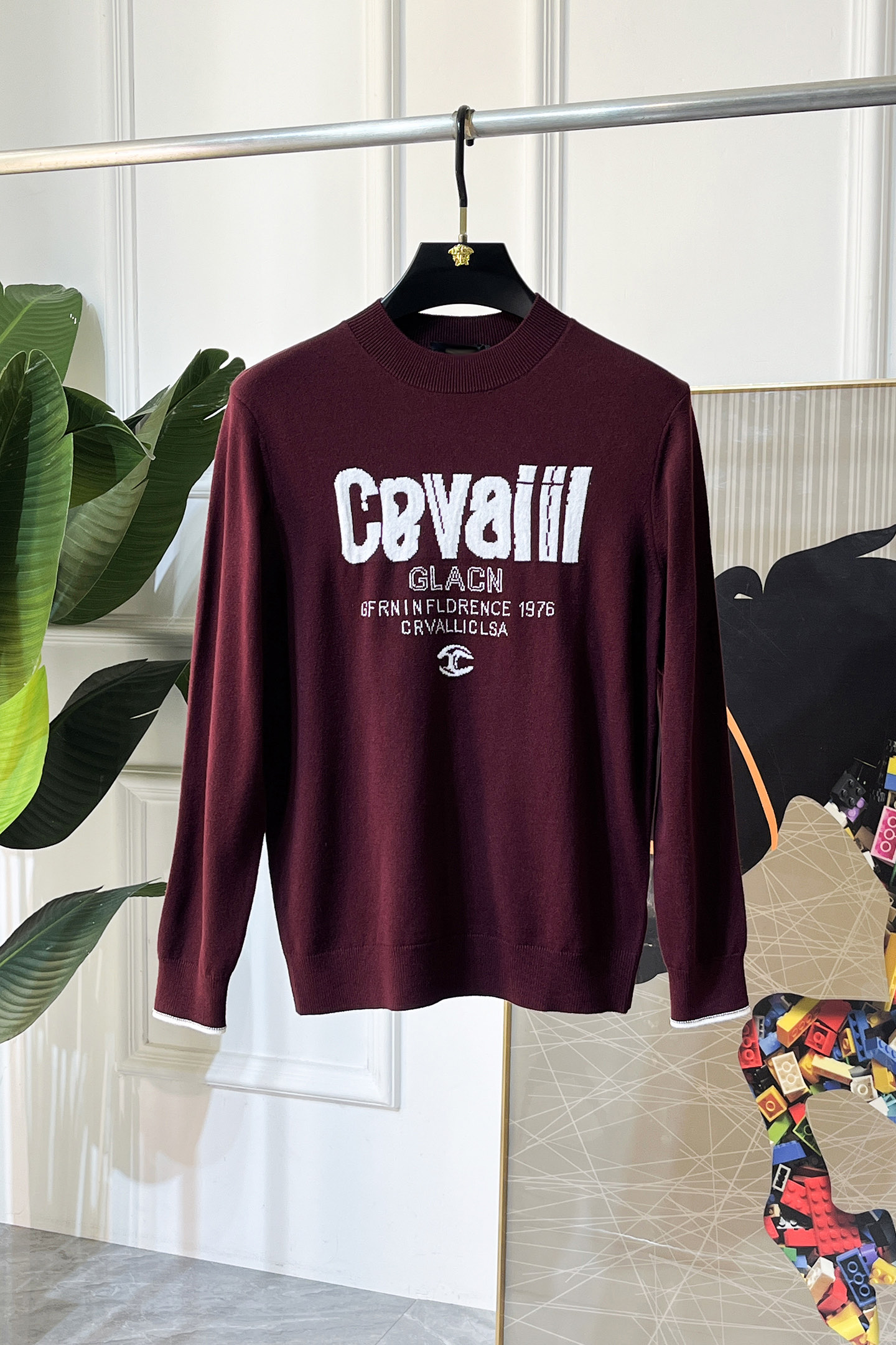 NO:652644,Cavalli - ss autumn and winter counter's popular knitted sweater, casual and fashionable outer wear, a must-have for inner wear, custom-made imported sheep wool fabric, the fabric has a delicate feel, close to the body and is comfortable without digging into the flesh, and the upper body has a good shape. It is warm to wear, and the counter logo design is very unique. The original quality and craftsmanship are definitely the highest version on the market. The top original version is awesome to wear. It is soft and crisp, not easy to deform. The seams and seams are very rigorous and elegant, absolutely required by first-line OEMs!  Don’t miss it, male gods!  Size M-3XL,,alexander wang19860909卡瓦利 - ss秋冬专柜大爆款针织毛衫,休闲时尚外穿 内搭必备款,定制进口绵羊毛面料,面料手感细腻,贴身舒适不扎肉,上身版型好 穿着保暖,专柜标志设计非常独特,原版品质与工艺 绝对市场最高版本 顶级原版穿着超赞 柔顺挺括,不易变形.锁边缝盘都非常严谨考究 绝对一线代工要求！男神们别错过！ 尺码 M-3XL,,alexander wang,Men's clothing