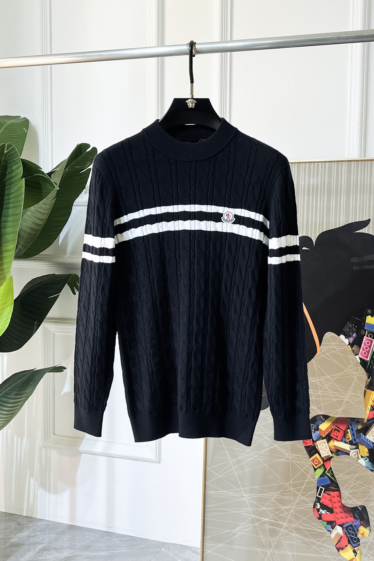 NO:652652,Mengkou - SS Autumn and Winter Counter's most popular knitted sweater, casual and fashionable outer wear, a must-have for inner wear, custom-made imported sheep wool fabric, the fabric has a delicate feel, close to the body and is comfortable without piercing the flesh, and the upper body has a good shape. It is warm to wear, and the counter logo design is very unique. The original quality and craftsmanship are definitely the highest version on the market. The top original version is great to wear. It is soft and crisp, not easy to deform. The seams and seams are very rigorous and elegant. Absolutely the first-line OEM requirements!  Don’t miss it, male gods!  Size M-3XL,,Moncler,alexander wang19860909蒙口 - ss秋冬专柜大爆款针织毛衫,休闲时尚外穿 内搭必备款,定制进口绵羊毛面料,面料手感细腻,贴身舒适不扎肉,上身版型好 穿着保暖,专柜标志设计非常独特,原版品质与工艺 绝对市场最高版本 顶级原版穿着超赞 柔顺挺括,不易变形.锁边缝盘都非常严谨考究 绝对一线代工要求！男神们别错过！ 尺码 M-3XL,,Moncler,alexander wang,Men's clothing