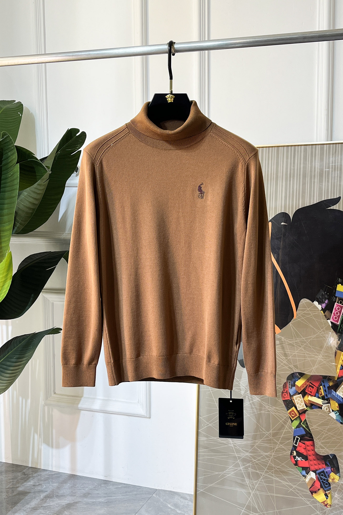 NO:652578,Paul - ss autumn and winter counter's popular knitted turtleneck sweater, casual and fashionable outer wear, a must-have for inner wear, custom-made imported sheep wool fabric, the fabric has a delicate feel, close to the body and is comfortable without digging into the flesh, and the upper body has a good shape. It is warm to wear, and the counter logo design is very unique. The original quality and craftsmanship are definitely the highest version on the market. The top original version is great to wear. It is soft and stiff, not easy to deform. The seams and seams are very rigorous and elegant. Absolutely the first-line OEM requirements!  Don’t miss it, male gods!  Size M-3XL,,alexander wang19860909保罗 - ss秋冬专柜大爆款针织高领毛衫,休闲时尚外穿 内搭必备款,定制进口绵羊毛面料,面料手感细腻,贴身舒适不扎肉,上身版型好 穿着保暖,专柜标志设计非常独特,原版品质与工艺 绝对市场最高版本 顶级原版穿着超赞 柔顺挺括,不易变形.锁边缝盘都非常严谨考究 绝对一线代工要求！男神们别错过！ 尺码 M-3XL,,alexander wang,Men's clothing