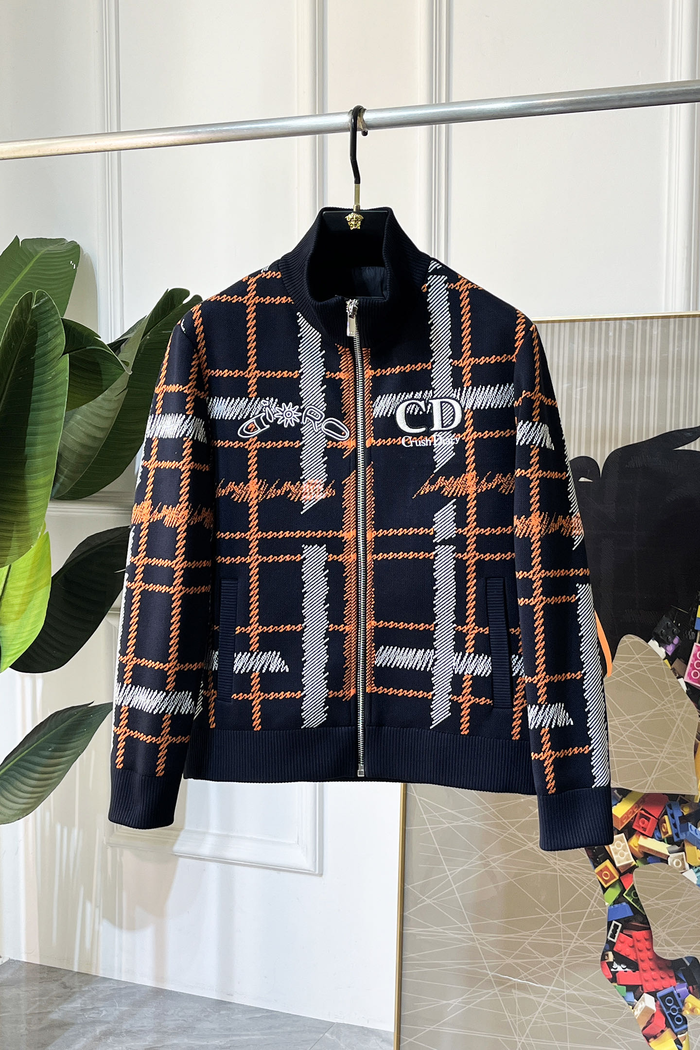 NO:654999,Dior -  2025 winter hot-selling boutique down jacket, high-quality design, is a must-have for any man, handsome and handsome. Heavy craftsmanship, 90 down filling, but the fashion stance remains firm, first-class texture, crisp and slim. Classic lapel down, mature and stable style, fine texture, good gloss, and very clear texture, simple and elegant style, strong fashion, version leads the current trend, the upper body effect is very good, the fabric is novel and soft to the touch  Fearless and changeable, blooming in comfort and uniqueness. Calmly and confidently walk the way of urban sportsman's spring clothing. Multi-touch fabric selection, showing the eclectic charm. The upper body will not have any wrinkles, the fit is excellent, the upper body is stylish and handsome, the customized accessories are iconic, and the details determine success or failure. Color, color, size M-3XL, can be worn up to 190 pounds.,, dior, jackets & coats, down jacket, alexander wang19860909迪奥 - 2025年冬季大爆款精品羽绒服外套,高品质设计,是任何男人都必备的王牌好货,帅气爆表.重工艺直冲工艺,90绒填充,但时尚立场坚挺如故,质感一流,挺括修身.经典翻领的羽绒,成熟稳重风,质感细腻,光泽感佳,且纹理非常清晰,款式简洁大气,时尚度强、版型引领当前趋势,上身效果非常好,面料新颖,手感软 无畏多变,舒适与独特中绽放.从容、自信游走都市型男春装之道.多重触感的面料选择,彰显不拘一格的魅力上身不会有任何褶皱,版型极好,上身有型帅气,定制辅料带有标志性,细节决定成败.颜色图色 尺码M-3XL 最大可穿到190斤.,,dior,jackets & coats,down jacket,alexander wang,Men's clothing