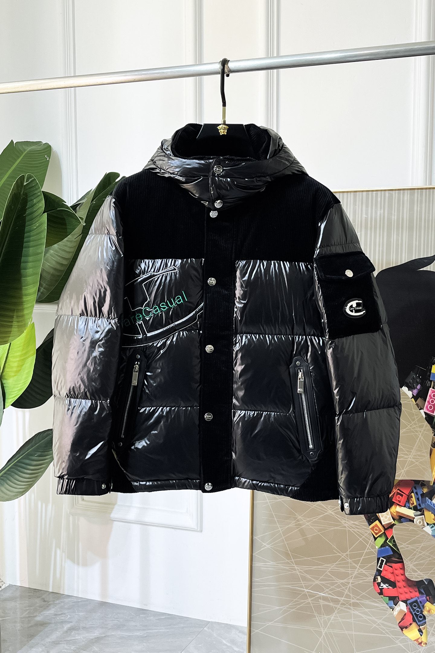 NO:655002,Cavalli -  2025 winter hot-selling boutique down jacket, high-quality design, is a must-have for any man, handsome and handsome. Heavy craftsmanship, 90 down filling, but the fashion stance remains firm, first-class texture, crisp and slim. Classic lapel down, mature and stable style, fine texture, good gloss, and very clear texture, simple and elegant style, strong fashion, version leads the current trend, the upper body effect is very good, the fabric is novel and soft to the touch  Fearless and changeable, blooming in comfort and uniqueness. Calmly and confidently walk the way of urban sportsman's spring clothing. Multi-touch fabric selection, showing the eclectic charm. The upper body will not have any wrinkles, the fit is excellent, the upper body is stylish and handsome, the customized accessories are iconic, and the details determine success or failure. Color, color, size M-3XL, can be worn up to 190 pounds.,, jackets & coats, down jacket, alexander wang19860909卡瓦利 - 2025年冬季大爆款精品羽绒服外套,高品质设计,是任何男人都必备的王牌好货,帅气爆表.重工艺直冲工艺,90绒填充,但时尚立场坚挺如故,质感一流,挺括修身.经典翻领的羽绒,成熟稳重风,质感细腻,光泽感佳,且纹理非常清晰,款式简洁大气,时尚度强、版型引领当前趋势,上身效果非常好,面料新颖,手感软 无畏多变,舒适与独特中绽放.从容、自信游走都市型男春装之道.多重触感的面料选择,彰显不拘一格的魅力上身不会有任何褶皱,版型极好,上身有型帅气,定制辅料带有标志性,细节决定成败.颜色图色 尺码M-3XL 最大可穿到190斤.,,jackets & coats,down jacket,alexander wang,Men's clothing