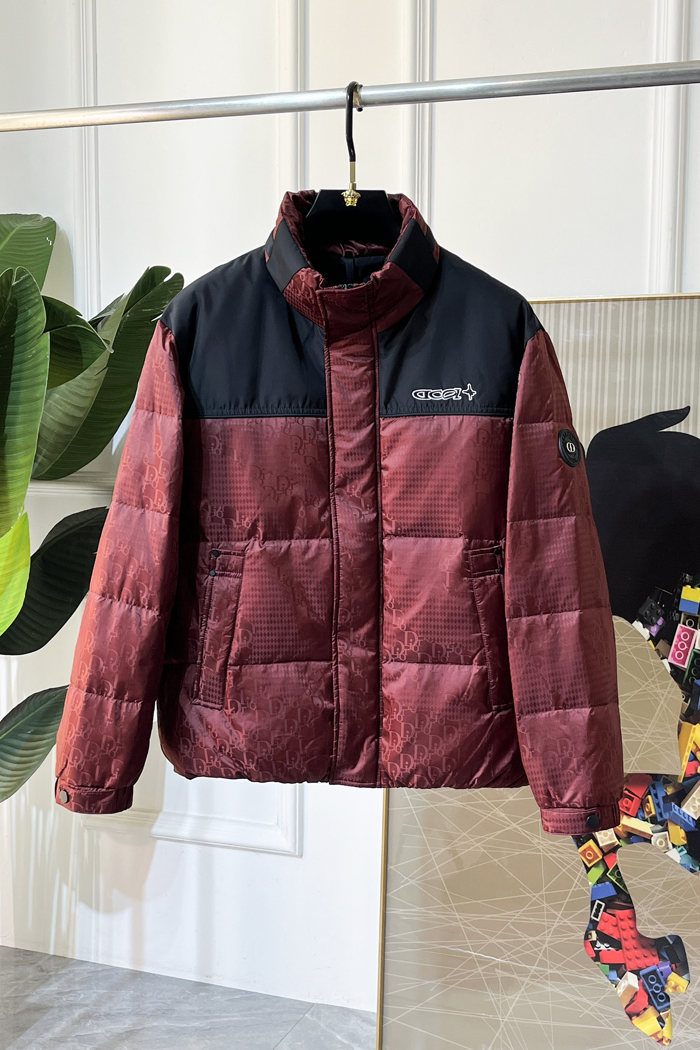 NO:655005,Dior -  2025 winter hot-selling boutique down jacket, high-quality design, is a must-have for any man, handsome and handsome. Heavy craftsmanship, 90 down filling, but the fashion stance remains firm, first-class texture, crisp and slim. Classic lapel down, mature and stable style, fine texture, good gloss, and very clear texture, simple and elegant style, strong fashion, version leads the current trend, the upper body effect is very good, the fabric is novel and soft to the touch  Fearless and changeable, blooming in comfort and uniqueness. Calmly and confidently walk the way of urban sportsman's spring clothing. Multi-touch fabric selection, showing the eclectic charm. The upper body will not have any wrinkles, the fit is excellent, the upper body is stylish and handsome, the customized accessories are iconic, and the details determine success or failure. Color, color, size M-3XL, can be worn up to 190 pounds.,, dior, jackets & coats, down jacket, alexander wang19860909迪奥 - 2025年冬季大爆款精品羽绒服外套,高品质设计,是任何男人都必备的王牌好货,帅气爆表.重工艺直冲工艺,90绒填充,但时尚立场坚挺如故,质感一流,挺括修身.经典翻领的羽绒,成熟稳重风,质感细腻,光泽感佳,且纹理非常清晰,款式简洁大气,时尚度强、版型引领当前趋势,上身效果非常好,面料新颖,手感软 无畏多变,舒适与独特中绽放.从容、自信游走都市型男春装之道.多重触感的面料选择,彰显不拘一格的魅力上身不会有任何褶皱,版型极好,上身有型帅气,定制辅料带有标志性,细节决定成败.颜色图色 尺码M-3XL 最大可穿到190斤.,,dior,jackets & coats,down jacket,alexander wang,Men's clothing