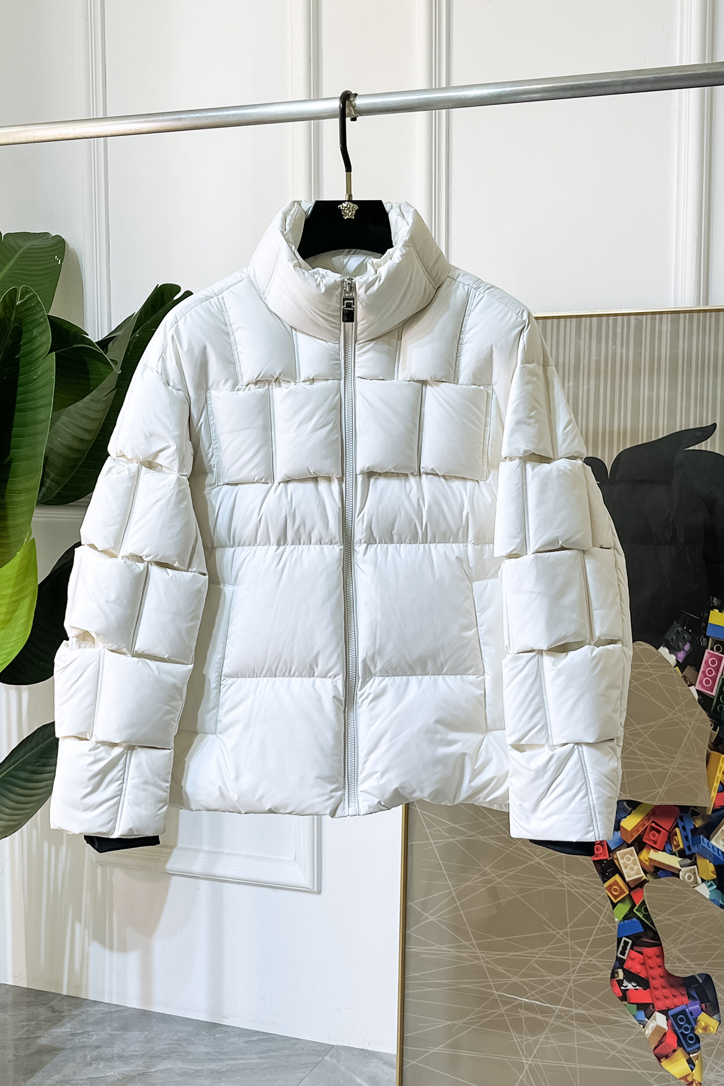 NO:683657,Balenciaga -  2025 winter hot-selling boutique down jacket, high-quality design, is a must-have for any man, handsome and handsome. Heavy craftsmanship, 90 down filling, but the fashion stance remains firm, first-class texture, crisp and slim. Classic lapel down, mature and stable style, fine texture, good gloss, and very clear texture, simple and elegant style, strong fashion, version leads the current trend, the upper body effect is very good, the fabric is novel and soft to the touch  Fearless and changeable, blooming in comfort and uniqueness. Calmly and confidently walk the way of urban men's spring clothing. Multi-touch fabric selection, showing the eclectic charm. The upper body will not have any wrinkles, the fit is excellent, the upper body is stylish and handsome, the customized accessories are iconic, and the details determine success or failure. Color and color Size M-3XL can be worn up to 190 pounds.,,balenciaga,jackets & coats,down jacket,19860909巴黎世家 - 2025年冬季大爆款精品羽绒服外套,高品质设计,是任何男人都必备的王牌好货,帅气爆表.重工艺直冲工艺,90绒填充,但时尚立场坚挺如故,质感一流,挺括修身.经典翻领的羽绒,成熟稳重风,质感细腻,光泽感佳,且纹理非常清晰,款式简洁大气,时尚度强、版型引领当前趋势,上身效果非常好,面料新颖,手感软 无畏多变,舒适与独特中绽放.从容、自信游走都市型男春装之道.多重触感的面料选择,彰显不拘一格的魅力上身不会有任何褶皱,版型极好,上身有型帅气,定制辅料带有标志性,细节决定成败.颜色图色 尺码M-3XL 最大可穿到190斤.,,balenciaga,jackets & coats,down jacket,,Men's clothing