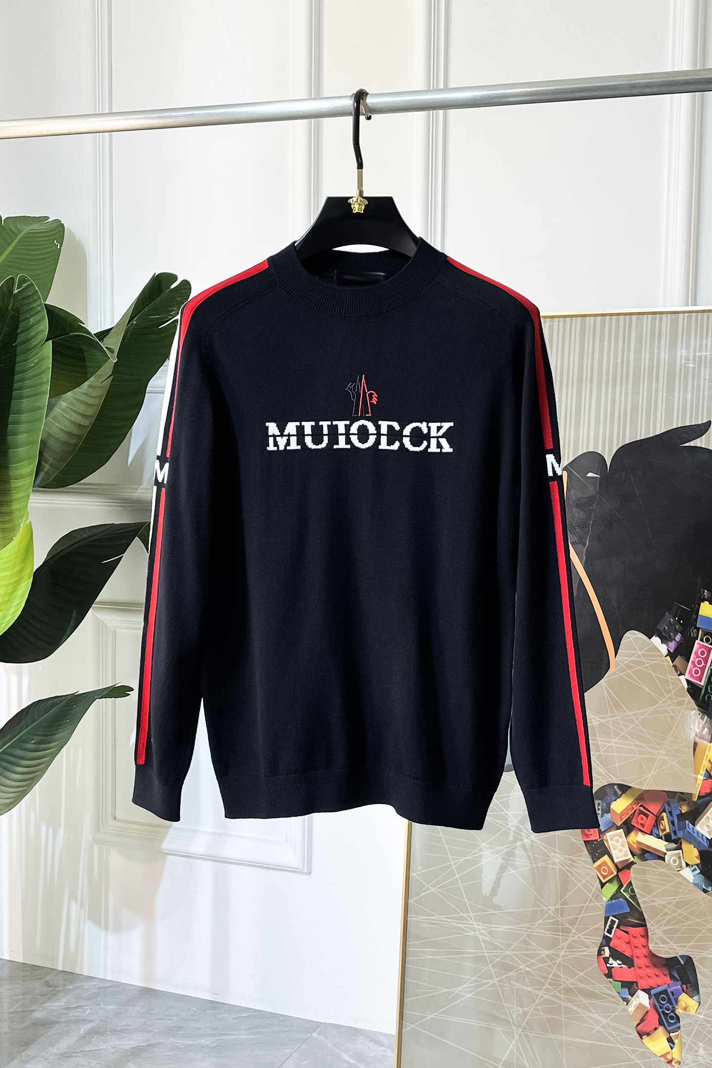 NO:655010,Mengkou - 2025SS Autumn and Winter counter's popular knitted sweater, casual and fashionable outer wear, a must-have for inner wear, custom-made imported sheep wool fabric, the fabric has a delicate feel, close to the body and is comfortable without digging into the flesh, and the upper body has a good shape. It is warm to wear, and the counter logo design is very unique. The original quality and craftsmanship are definitely the highest version on the market. The top original version is awesome to wear. It is soft and crisp, not easy to deform. The seams and seams are very rigorous and elegant, absolutely the first-line OEM requirements!  Don’t miss it, male gods!  Size M-3XL,,Moncler,alexander wang19860909蒙口 - 2025ss秋冬专柜大爆款针织毛衫,休闲时尚外穿 内搭必备款,定制进口绵羊毛面料,面料手感细腻,贴身舒适不扎肉,上身版型好 穿着保暖,专柜标志设计非常独特,原版品质与工艺 绝对市场最高版本 顶级原版穿着超赞 柔顺挺括,不易变形.锁边缝盘都非常严谨考究 绝对一线代工要求！男神们别错过！ 尺码 M-3XL,,Moncler,alexander wang,Men's clothing