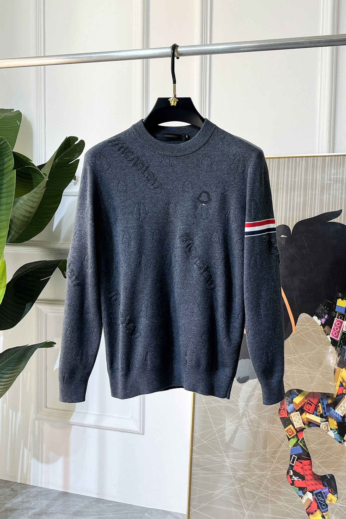 NO:655022,Mengkou - 2025SS Autumn and Winter counter's popular knitted sweater, casual and fashionable outer wear, a must-have for inner wear, custom-made imported sheep wool fabric, the fabric has a delicate feel, close to the body and is comfortable without digging into the flesh, and the upper body has a good shape. It is warm to wear, and the counter logo design is very unique. The original quality and craftsmanship are definitely the highest version on the market. The top original version is awesome to wear. It is soft and crisp, not easy to deform. The seams and seams are very rigorous and elegant, absolutely the first-line OEM requirements!  Don’t miss it, male gods!  Size M-3XL,,Moncler,alexander wang19860909蒙口 - 2025ss秋冬专柜大爆款针织毛衫,休闲时尚外穿 内搭必备款,定制进口绵羊毛面料,面料手感细腻,贴身舒适不扎肉,上身版型好 穿着保暖,专柜标志设计非常独特,原版品质与工艺 绝对市场最高版本 顶级原版穿着超赞 柔顺挺括,不易变形.锁边缝盘都非常严谨考究 绝对一线代工要求！男神们别错过！ 尺码 M-3XL,,Moncler,alexander wang,Men's clothing