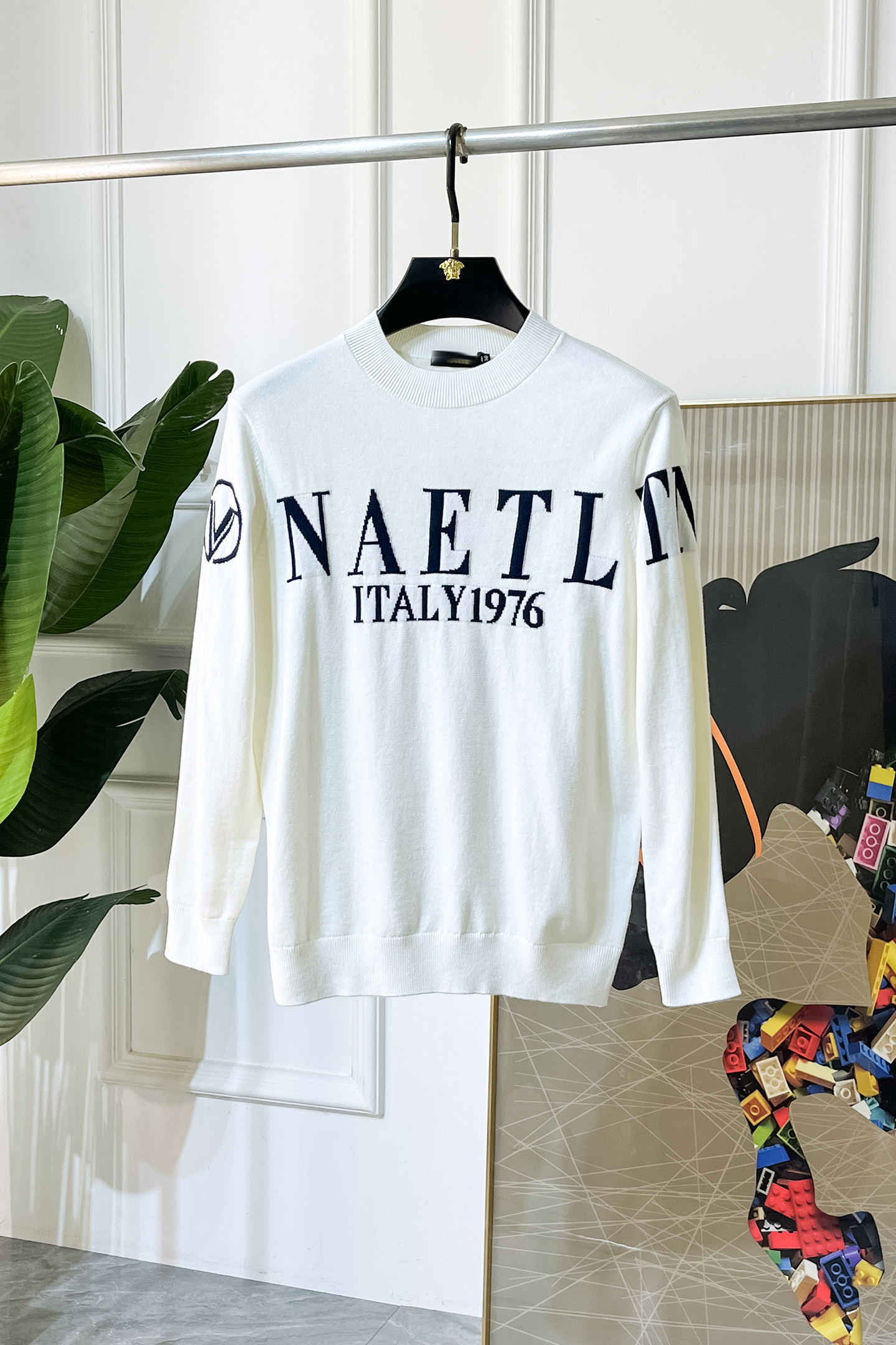 NO:655026,Valentino - 2025ss Autumn and Winter Counter Hot Knitted Sweaters, Casual and Fashionable Outerwear, Essential for Interior Wear, Customized Imported Sheep Wool Fabric, The Fabric Has a Fine Handle, Comfortable Close-fitting, Not Pricking, Good Upper Body Shape, Warm to Worn, Counter Logo Design is Very Unique, Original Quality and Craftsmanship, Absolutely the Highest Version on the Market. Top Original Originals Wear Awesome, Smooth and Stiff, Not Easily Deformed. The Overlocking and Sewing Plates Are Very Rigorous, Absolute First-line OEM Requirements!  Don’t miss it, male gods!  Size M-3XL,,valentino,alexander wang19860909华伦天奴 - 2025ss秋冬专柜大爆款针织毛衫,休闲时尚外穿 内搭必备款,定制进口绵羊毛面料,面料手感细腻,贴身舒适不扎肉,上身版型好 穿着保暖,专柜标志设计非常独特,原版品质与工艺 绝对市场最高版本 顶级原版穿着超赞 柔顺挺括,不易变形.锁边缝盘都非常严谨考究 绝对一线代工要求！男神们别错过！ 尺码 M-3XL,,valentino,alexander wang,Men's clothing