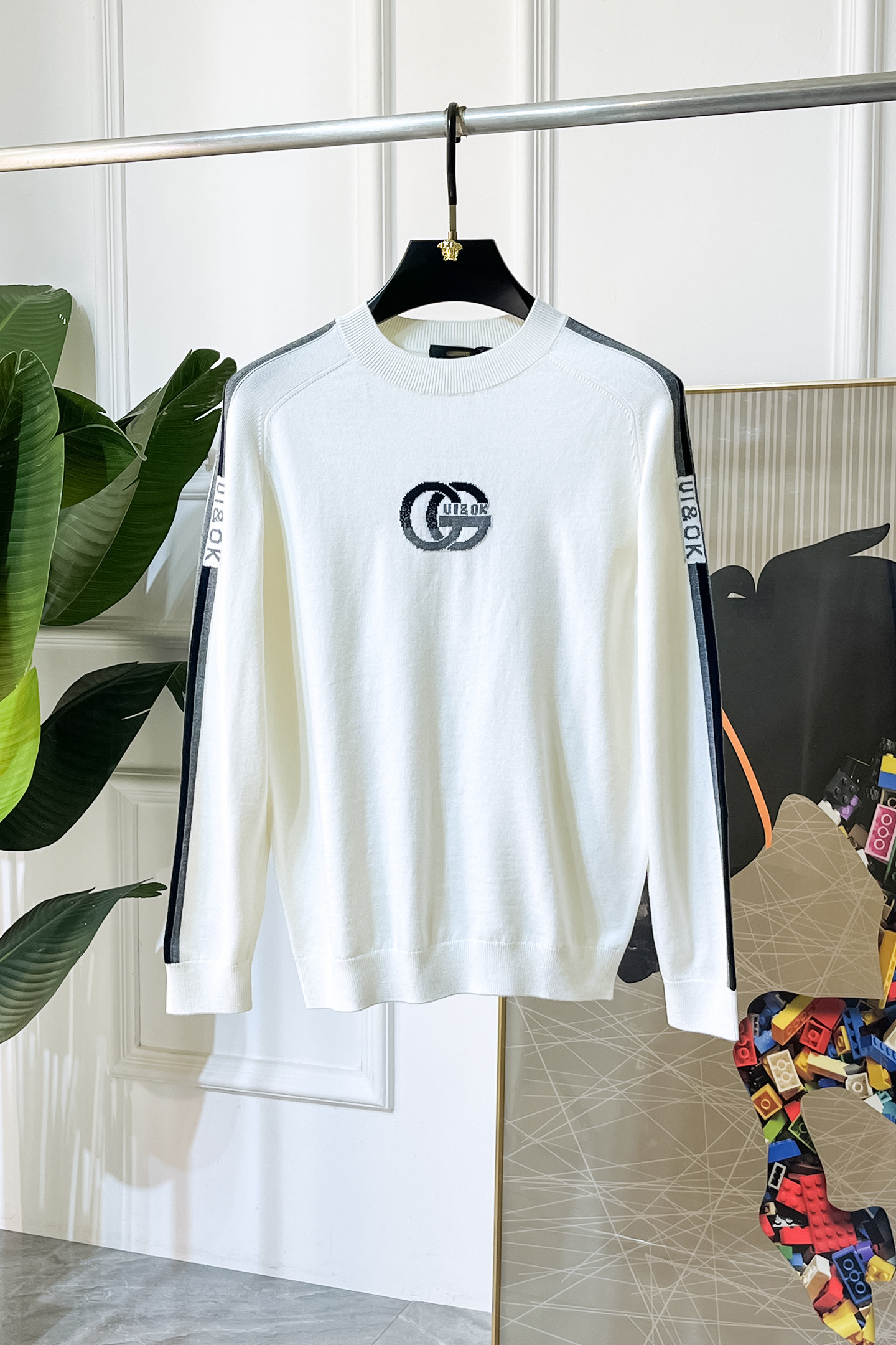 NO:655014,Gucci - 2025ss Autumn and Winter Counter Hot Knitted Sweaters, Casual and Fashionable Outerwear, Must-Have Interior Style, Made from Customized Imported Sheep Wool Fabric, The Fabric Has a Fine Handle, It's Close-fitting and Comfortable, It Doesn't Cut into the Flesh, It Has a Good Upper Body Shape, It Keeps You Warm, The Counter Logo Design is Very Unique, The Original Quality and Craftsmanship is Absolutely the Highest Version on the Market. The top original version is awesome to wear. Smooth and crisp, not easy to deform. The overlocking and sewing plates are very rigorous and elegant. Absolutely the first-line OEM requirements!  Don’t miss it, male gods!  Size M-3XL,,alexander wang19860909古奇 - 2025ss秋冬专柜大爆款针织毛衫,休闲时尚外穿 内搭必备款,定制进口绵羊毛面料,面料手感细腻,贴身舒适不扎肉,上身版型好 穿着保暖,专柜标志设计非常独特,原版品质与工艺 绝对市场最高版本 顶级原版穿着超赞 柔顺挺括,不易变形.锁边缝盘都非常严谨考究 绝对一线代工要求！男神们别错过！ 尺码 M-3XL,,alexander wang,Men's clothing