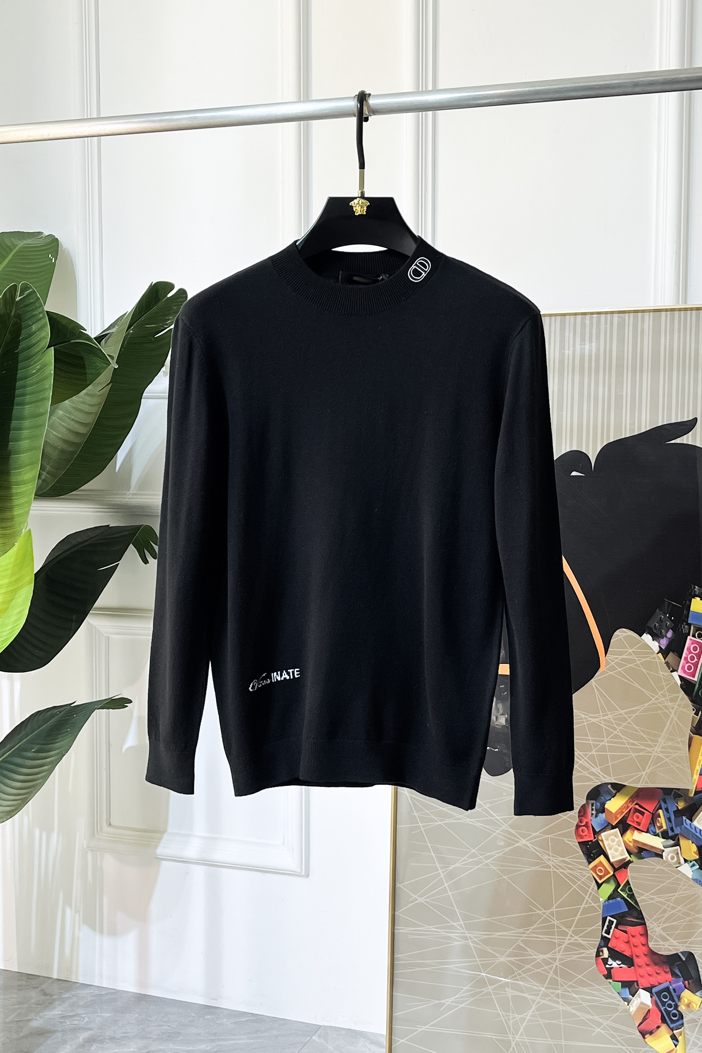 NO:655018,Dior - 2025ss Autumn and Winter Counter Hot Knitted Sweaters, Casual and Fashionable Outerwear, Must-Have Interior Style, Customized Imported Sheep Wool Fabric, The Fabric Feels Fine, Close-fitting and Comfortable without Pricking the Flesh, Good Upper Body Shape, Warm to Worn, Counter Logo Design is Very Unique, Original Quality and Craftsmanship, Absolutely the Highest Version on the Market. The top original version is great to wear. Smooth and crisp, not easy to deform. The overlocking and sewing plates are very rigorous and elegant. Absolutely the first-line OEM requirements!  Don’t miss it, male gods!  Size M-3XL,,dior,alexander wang19860909迪奥 - 2025ss秋冬专柜大爆款针织毛衫,休闲时尚外穿 内搭必备款,定制进口绵羊毛面料,面料手感细腻,贴身舒适不扎肉,上身版型好 穿着保暖,专柜标志设计非常独特,原版品质与工艺 绝对市场最高版本 顶级原版穿着超赞 柔顺挺括,不易变形.锁边缝盘都非常严谨考究 绝对一线代工要求！男神们别错过！ 尺码 M-3XL,,dior,alexander wang,Men's clothing