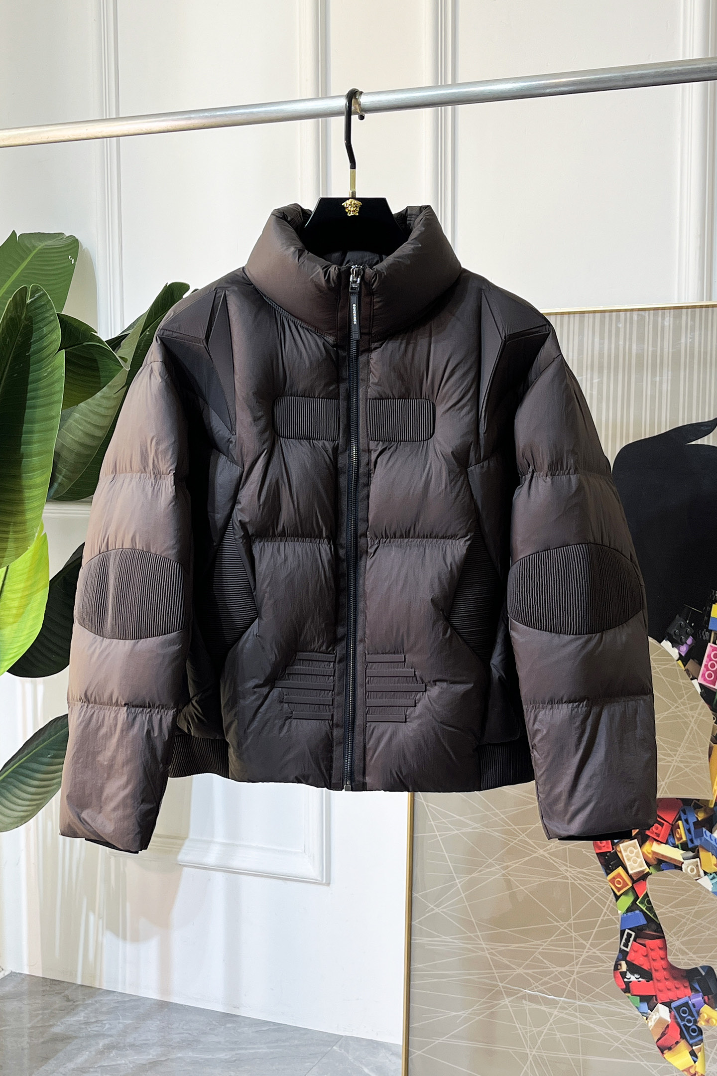 NO:655001,Givenchy -  The 2025 winter hot-selling high-quality mecha style down jacket, high-quality design, is a must-have for any man, handsome and handsome. Heavy craftsmanship, straight punching process, 90 down filling, but the fashion stance remains strong, and the texture is first-class  , crisp and slim fit. Classic lapel down, mature and stable style, fine texture, good gloss, and very clear texture. The style is simple and elegant, highly fashionable, and the version leads the current trend. The upper body effect is very good, the fabric is novel, and the hand feels soft.  Fearless and changeable, blooming in comfort and uniqueness. Calmly and confidently walk the way of urban sportsman's spring clothing. Multi-touch fabric selection, showing the eclectic charm. The upper body will not have any wrinkles, the fit is excellent, the upper body is stylish and handsome, the customized accessories are iconic, and the details determine success or failure. Color picture size M-3XL can be worn up to 190 pounds.,,givenchy,jackets & coats,down jacket,alexander wang19860909纪梵希 - 2025年冬季大爆款精品机甲款羽绒服外套,高品质设计,是任何男人都必备的王牌好货,帅气爆表.重工艺直冲工艺,90绒填充,但时尚立场坚挺如故,质感一流,挺括修身.经典翻领的羽绒,成熟稳重风,质感细腻,光泽感佳,且纹理非常清晰,款式简洁大气,时尚度强、版型引领当前趋势,上身效果非常好,面料新颖,手感软 无畏多变,舒适与独特中绽放.从容、自信游走都市型男春装之道.多重触感的面料选择,彰显不拘一格的魅力上身不会有任何褶皱,版型极好,上身有型帅气,定制辅料带有标志性,细节决定成败.颜色图色 尺码M-3XL 最大可穿到190斤.,,givenchy,jackets & coats,down jacket,alexander wang,Men's clothing