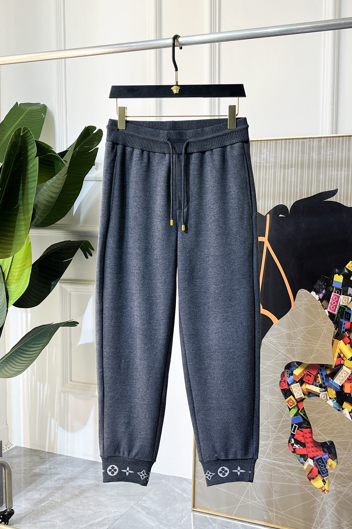 NO:655000,LV - 2025ss autumn and winter counter casual pants are popular at the same time. This season's must-have versatile style, the upper body is extremely outstanding, super versatile style, the original version is reproduced 1:1, complete with three labels!  The counter is designed with the latest fashion elements, imported custom-woven high-quality European cotton fabrics, with super good styles, a must-have for casual fashion!  Highly recommended size S-XXL, Louis Vuitton, Alexander Wang19860909LV - 2025ss秋冬专柜同步爆款休闲裤,本季必入百搭款式,上身极为出挑,超级百搭款 ,原版1:1复刻,三标齐全！专柜最新时尚元素设计,进口定织高品质欧棉面料,版型超好,休闲时尚必备！强烈推荐款 尺码 S-XXL,,louis vuitton,alexander wang,Men's clothing