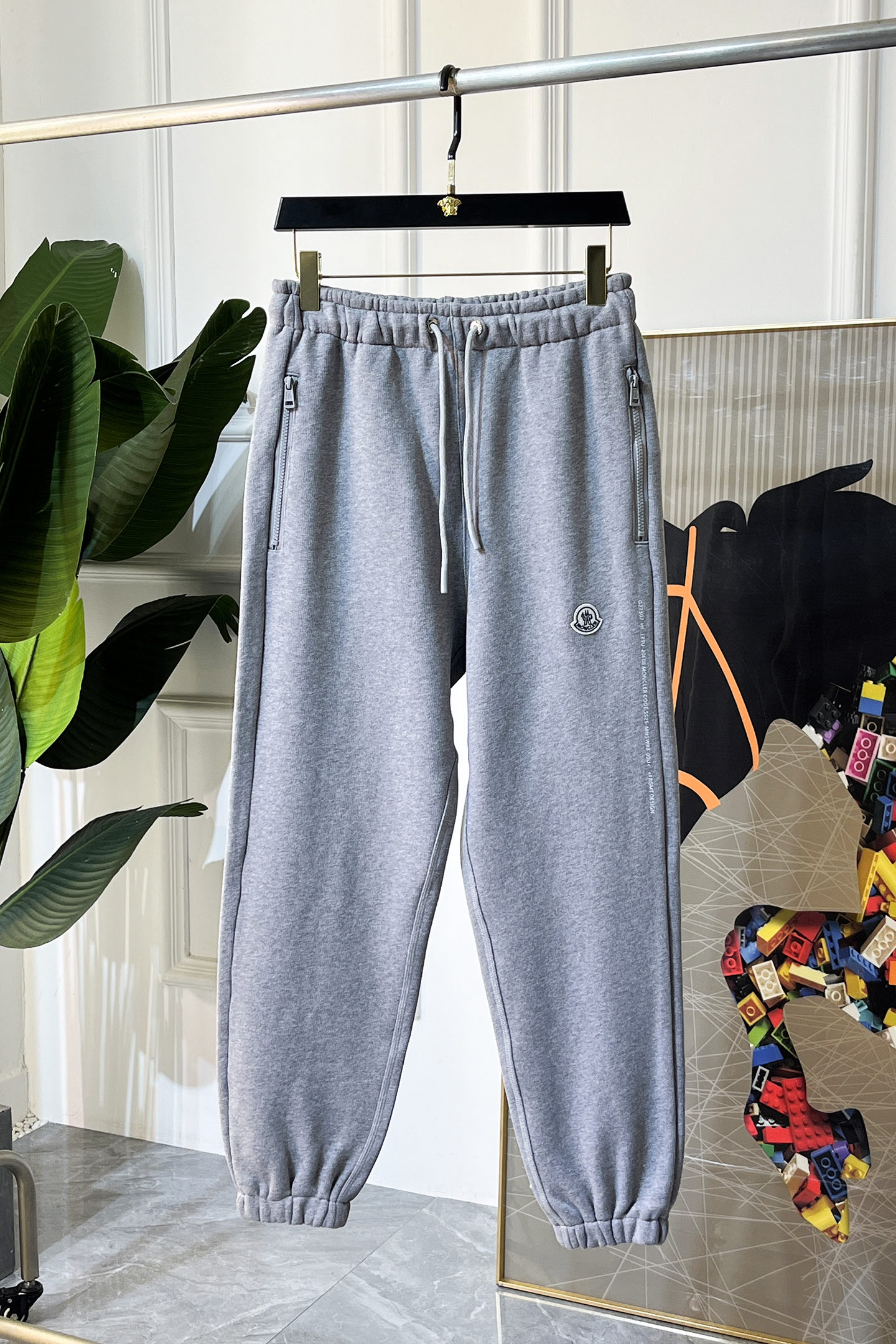 NO:654997,Meng Mouth - 2025SS autumn and winter counters simultaneously popular casual pants, a must-have versatile style this season, the upper body is extremely outstanding, super versatile style, 1:1 replica of the original version, complete with three labels!  The counter is designed with the latest fashion elements, imported custom-woven high-quality European cotton fabrics, with super good styles, a must-have for casual fashion!  Highly recommended size S-XXL, Moncler, alexander wang19860909蒙口 - 2025ss秋冬专柜同步爆款休闲裤,本季必入百搭款式,上身极为出挑,超级百搭款 ,原版1:1复刻,三标齐全！专柜最新时尚元素设计,进口定织高品质欧棉面料,版型超好,休闲时尚必备！强烈推荐款 尺码 S-XXL,,Moncler,alexander wang,Men's clothing