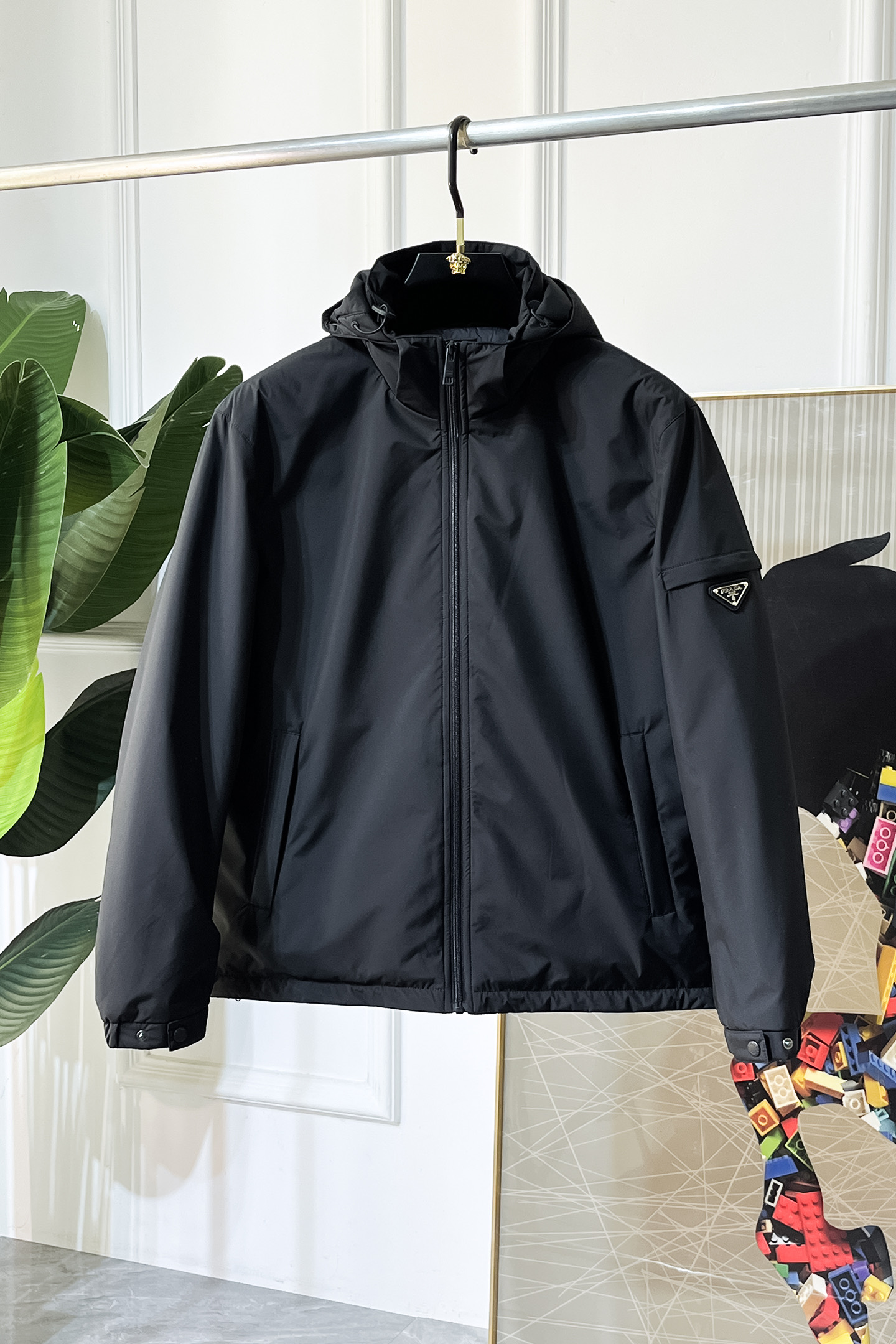 NO:655004,Prada -  2025 winter hot-selling boutique down jacket, high-quality design, is a must-have for any man, handsome and handsome. Heavy craftsmanship, 90 down filling, but the fashion stance remains firm, first-class texture, crisp and slim. Classic lapel down, mature and stable style, fine texture, good gloss, and very clear texture, simple and elegant style, strong fashion, version leads the current trend, the upper body effect is very good, the fabric is novel and soft to the touch  Fearless and changeable, blooming in comfort and uniqueness. Calmly and confidently walk the way of urban sportsman's spring clothing. Multi-touch fabric selection, showing the eclectic charm. The upper body will not have any wrinkles, the shape is excellent, the upper body is stylish and handsome, the customized accessories are iconic, and the details determine success or failure. Color picture size M-3XL can be worn up to 190 pounds.,, prada, jackets & coats, down jacket, alexander wang19860909普拉达 - 2025年冬季大爆款精品羽绒服外套,高品质设计,是任何男人都必备的王牌好货,帅气爆表.重工艺直冲工艺,90绒填充,但时尚立场坚挺如故,质感一流,挺括修身.经典翻领的羽绒,成熟稳重风,质感细腻,光泽感佳,且纹理非常清晰,款式简洁大气,时尚度强、版型引领当前趋势,上身效果非常好,面料新颖,手感软 无畏多变,舒适与独特中绽放.从容、自信游走都市型男春装之道.多重触感的面料选择,彰显不拘一格的魅力上身不会有任何褶皱,版型极好,上身有型帅气,定制辅料带有标志性,细节决定成败.颜色图色 尺码M-3XL 最大可穿到190斤.,,prada,jackets & coats,down jacket,alexander wang,Men's clothing