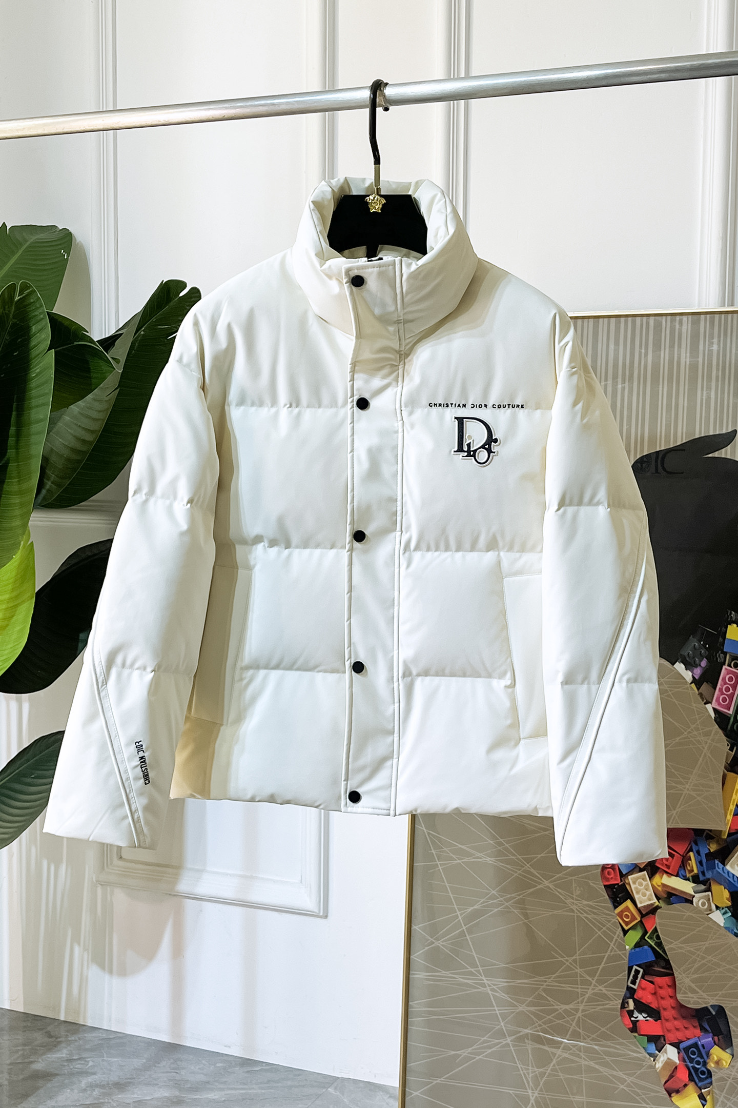NO:655008,Dior -  2025 winter hot-selling boutique down jacket, high-quality design, is a must-have for any man, handsome and handsome. Heavy craftsmanship, 90 down filling, but the fashion stance remains firm, first-class texture, crisp and slim. Classic lapel down, mature and stable style, fine texture, good gloss, and very clear texture, simple and elegant style, strong fashion, version leads the current trend, the upper body effect is very good, the fabric is novel and soft to the touch  Fearless and changeable, blooming in comfort and uniqueness. Calmly and confidently walk the way of urban sportsman's spring clothing. Multi-touch fabric selection, showing the eclectic charm. The upper body will not have any wrinkles, the fit is excellent, the upper body is stylish and handsome, the customized accessories are iconic, and the details determine success or failure. Color, color, size M-3XL, can be worn up to 190 pounds.,, dior, jackets & coats, down jacket, alexander wang19860909迪奥 - 2025年冬季大爆款精品羽绒服外套,高品质设计,是任何男人都必备的王牌好货,帅气爆表.重工艺直冲工艺,90绒填充,但时尚立场坚挺如故,质感一流,挺括修身.经典翻领的羽绒,成熟稳重风,质感细腻,光泽感佳,且纹理非常清晰,款式简洁大气,时尚度强、版型引领当前趋势,上身效果非常好,面料新颖,手感软 无畏多变,舒适与独特中绽放.从容、自信游走都市型男春装之道.多重触感的面料选择,彰显不拘一格的魅力上身不会有任何褶皱,版型极好,上身有型帅气,定制辅料带有标志性,细节决定成败.颜色图色 尺码M-3XL 最大可穿到190斤.,,dior,jackets & coats,down jacket,alexander wang,Men's clothing