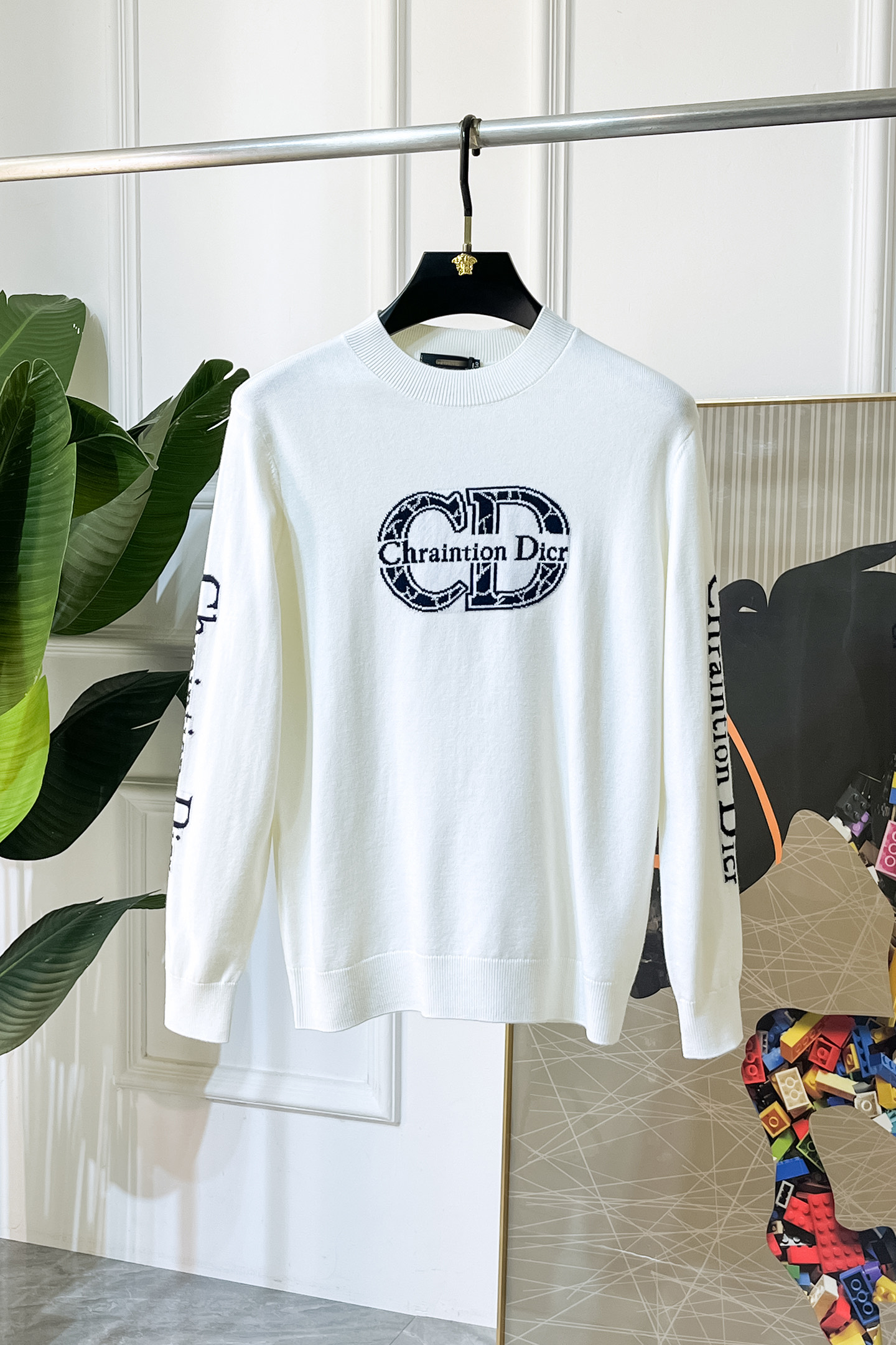 NO:655006,Dior - 2025ss Autumn and Winter Counter Hot Knitted Sweaters, Casual and Fashionable Outerwear, Must-Have Interior Style, Customized Imported Sheep Wool Fabric, The Fabric Feels Fine, Close-fitting and Comfortable without Pricking the Flesh, Good Upper Body Shape, Warm to Worn, Counter Logo Design is Very Unique, Original Quality and Craftsmanship, Absolutely the Highest Version on the Market. The top original version is great to wear. Smooth and crisp, not easy to deform. The overlocking and sewing plates are very rigorous and elegant. Absolutely the first-line OEM requirements!  Don’t miss it, male gods!  Size M-3XL,,dior,alexander wang19860909迪奥 - 2025ss秋冬专柜大爆款针织毛衫,休闲时尚外穿 内搭必备款,定制进口绵羊毛面料,面料手感细腻,贴身舒适不扎肉,上身版型好 穿着保暖,专柜标志设计非常独特,原版品质与工艺 绝对市场最高版本 顶级原版穿着超赞 柔顺挺括,不易变形.锁边缝盘都非常严谨考究 绝对一线代工要求！男神们别错过！ 尺码 M-3XL,,dior,alexander wang,Men's clothing